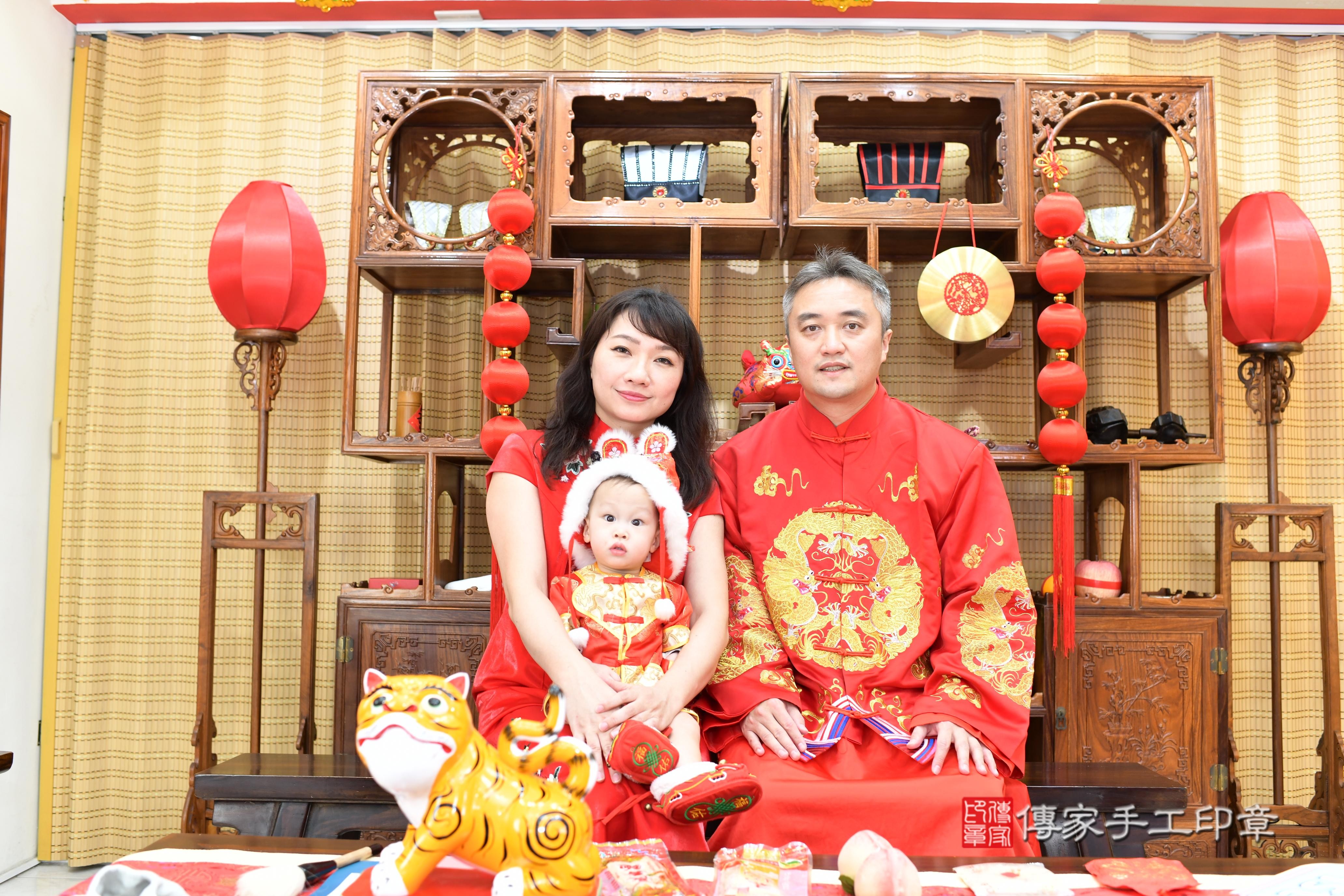 傳家手工印章台南店、抓周、度脺、中國風會場、傳家嬰兒古禮、吉祥話、抓周道具物品24種、拍照。抓周證書。寶寶抓周、滿周歲、生日快樂、祝福