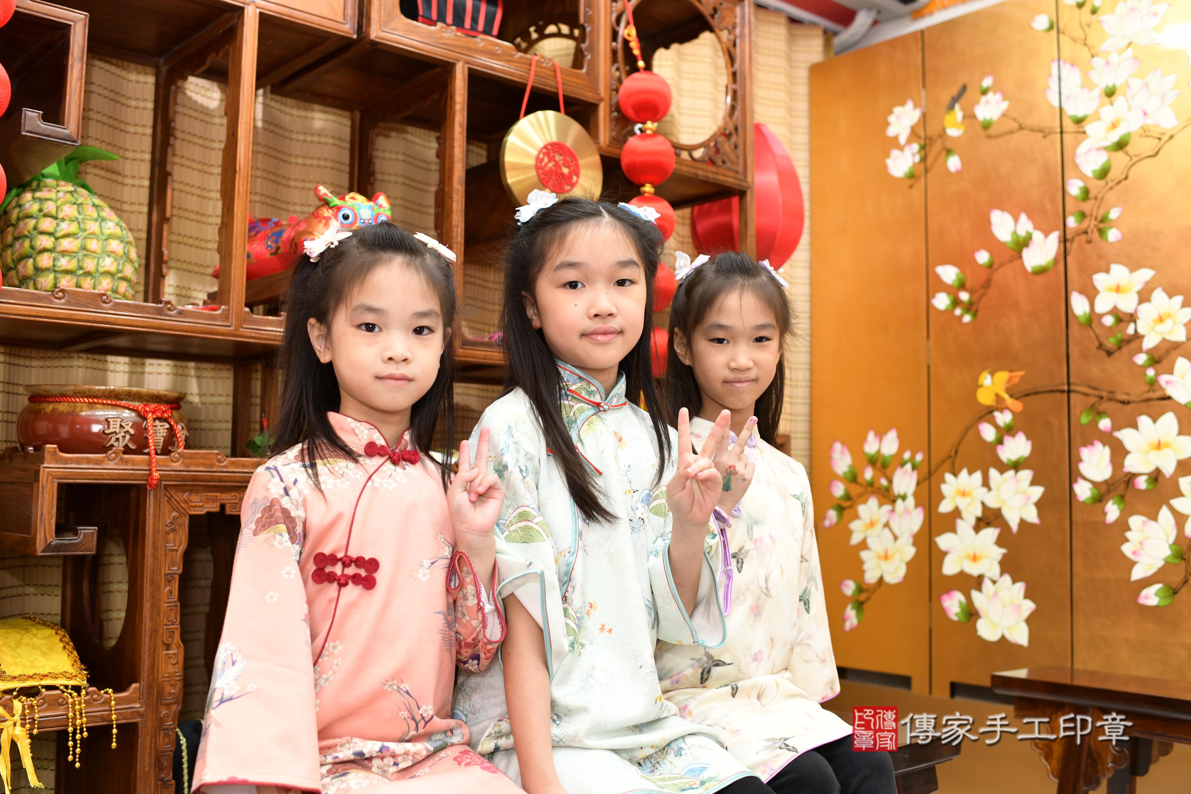 傳家手工印章台南店、抓周、度脺、中國風會場、傳家嬰兒古禮、吉祥話、抓周道具物品24種、拍照。抓周證書。寶寶抓周、滿周歲、生日快樂、祝福