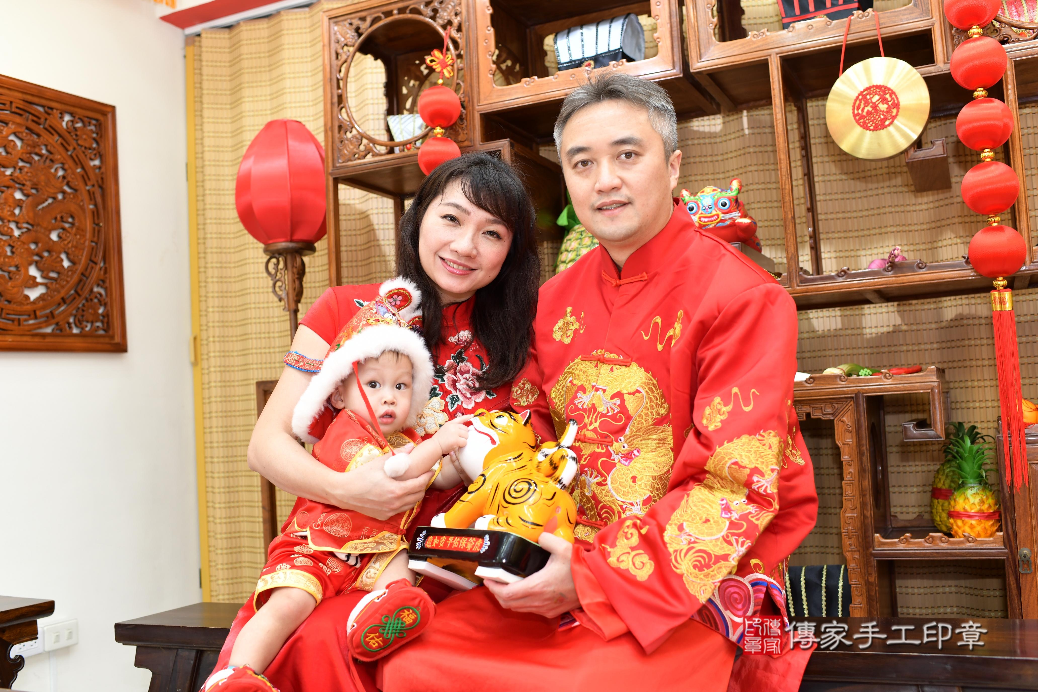傳家手工印章台南店、抓周、度脺、中國風會場、傳家嬰兒古禮、吉祥話、抓周道具物品24種、拍照。抓周證書。寶寶抓周、滿周歲、生日快樂、祝福