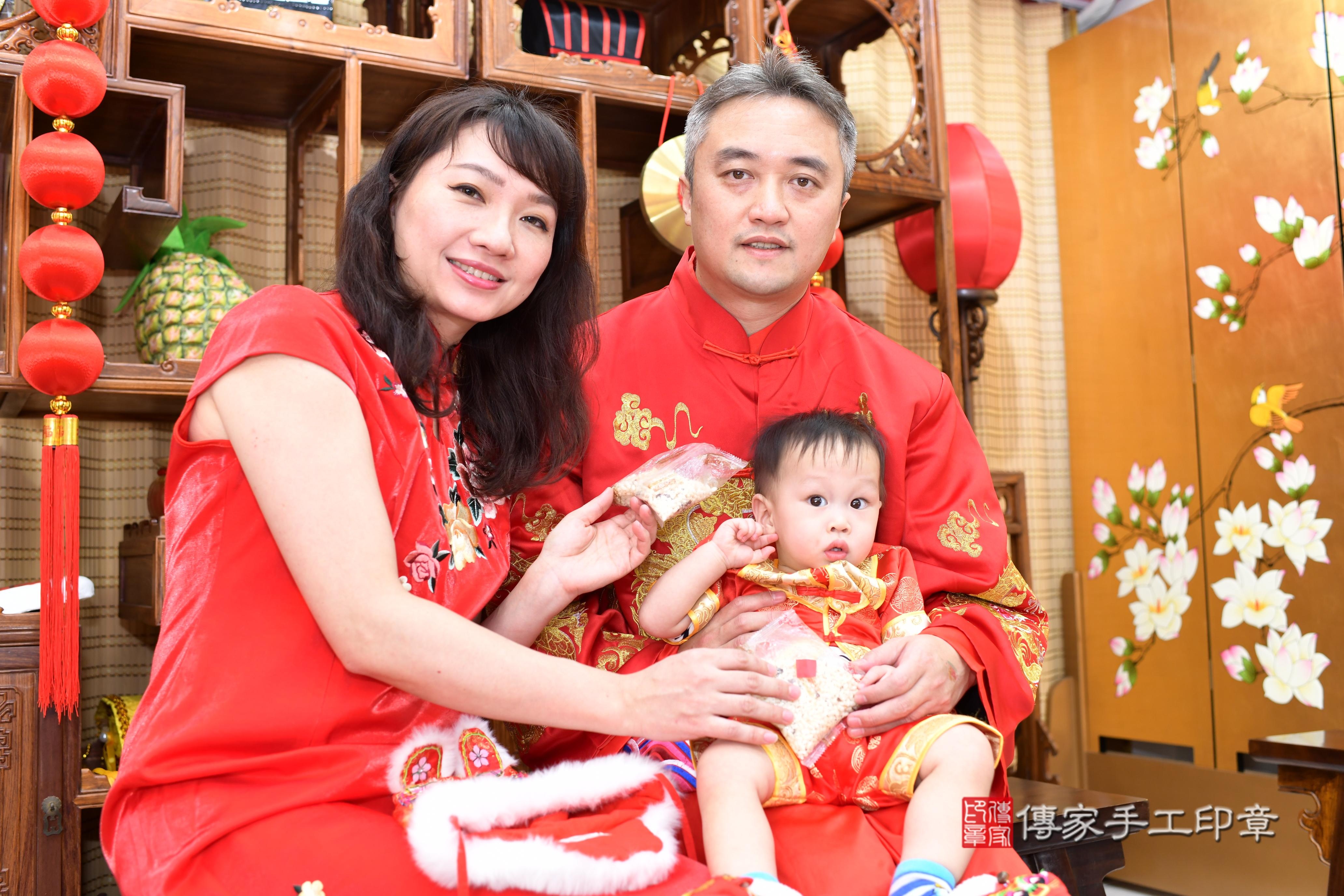傳家手工印章台南店、抓周、度脺、中國風會場、傳家嬰兒古禮、吉祥話、抓周道具物品24種、拍照。抓周證書。寶寶抓周、滿周歲、生日快樂、祝福