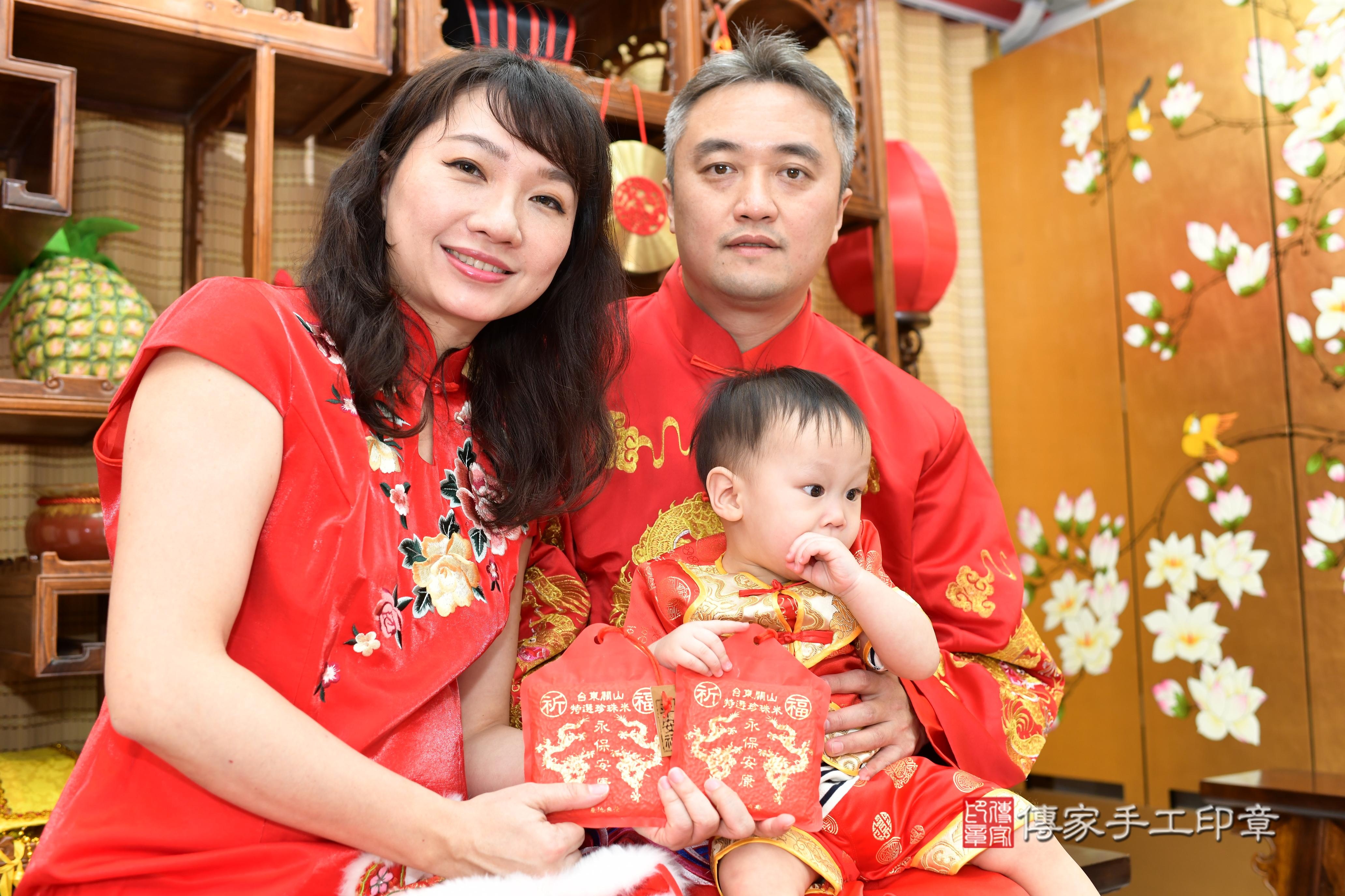 傳家手工印章台南店、抓周、度脺、中國風會場、傳家嬰兒古禮、吉祥話、抓周道具物品24種、拍照。抓周證書。寶寶抓周、滿周歲、生日快樂、祝福