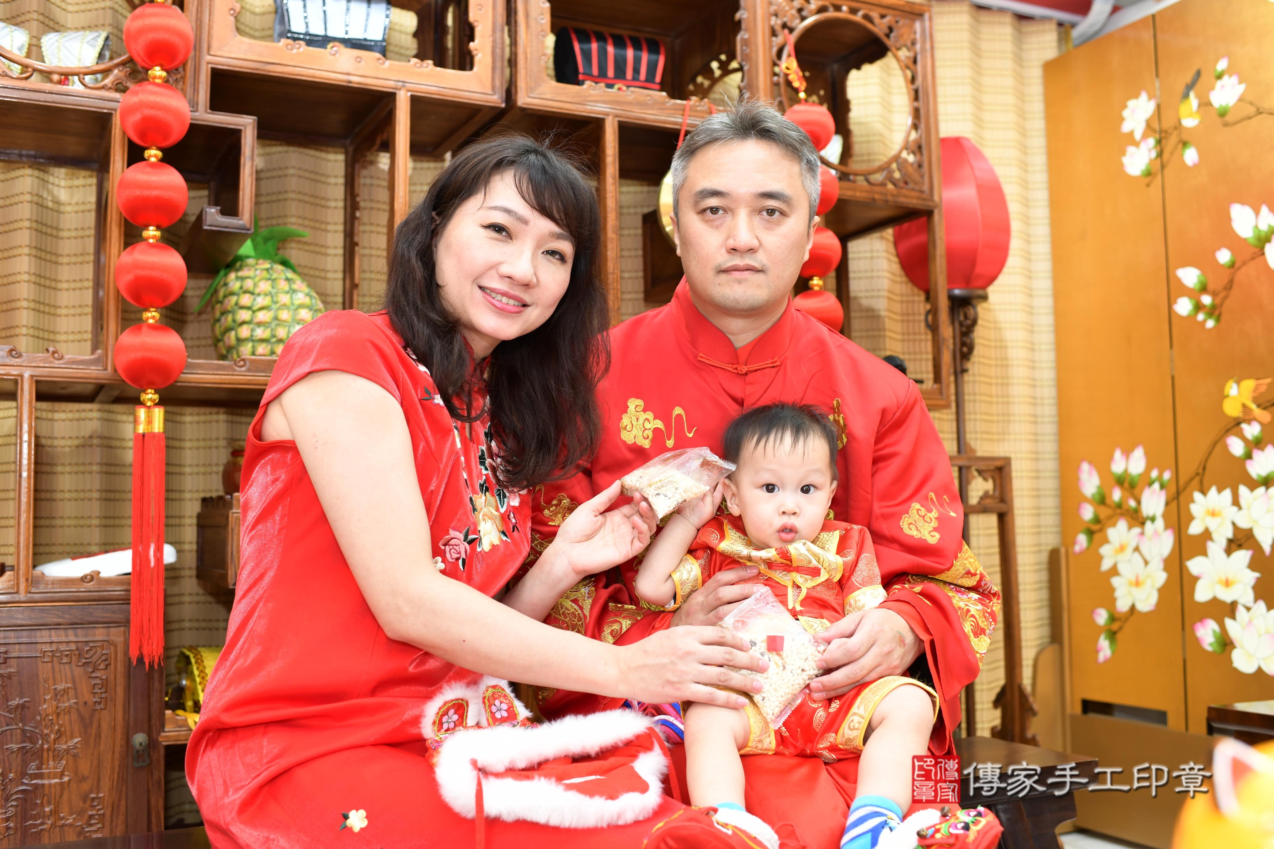 傳家手工印章台南店、抓周、度脺、中國風會場、傳家嬰兒古禮、吉祥話、抓周道具物品24種、拍照。抓周證書。寶寶抓周、滿周歲、生日快樂、祝福