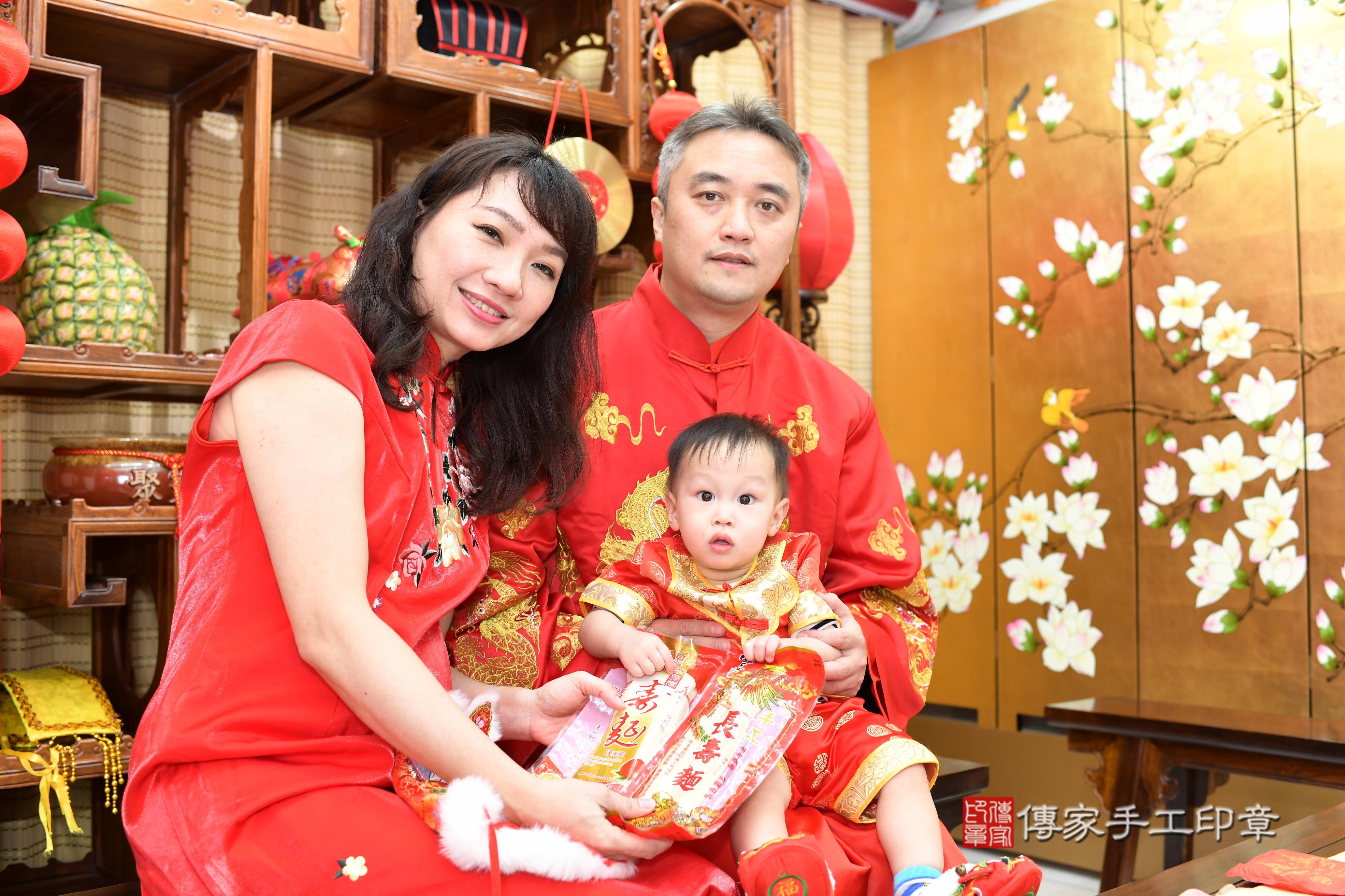 傳家手工印章台南店、抓周、度脺、中國風會場、傳家嬰兒古禮、吉祥話、抓周道具物品24種、拍照。抓周證書。寶寶抓周、滿周歲、生日快樂、祝福
