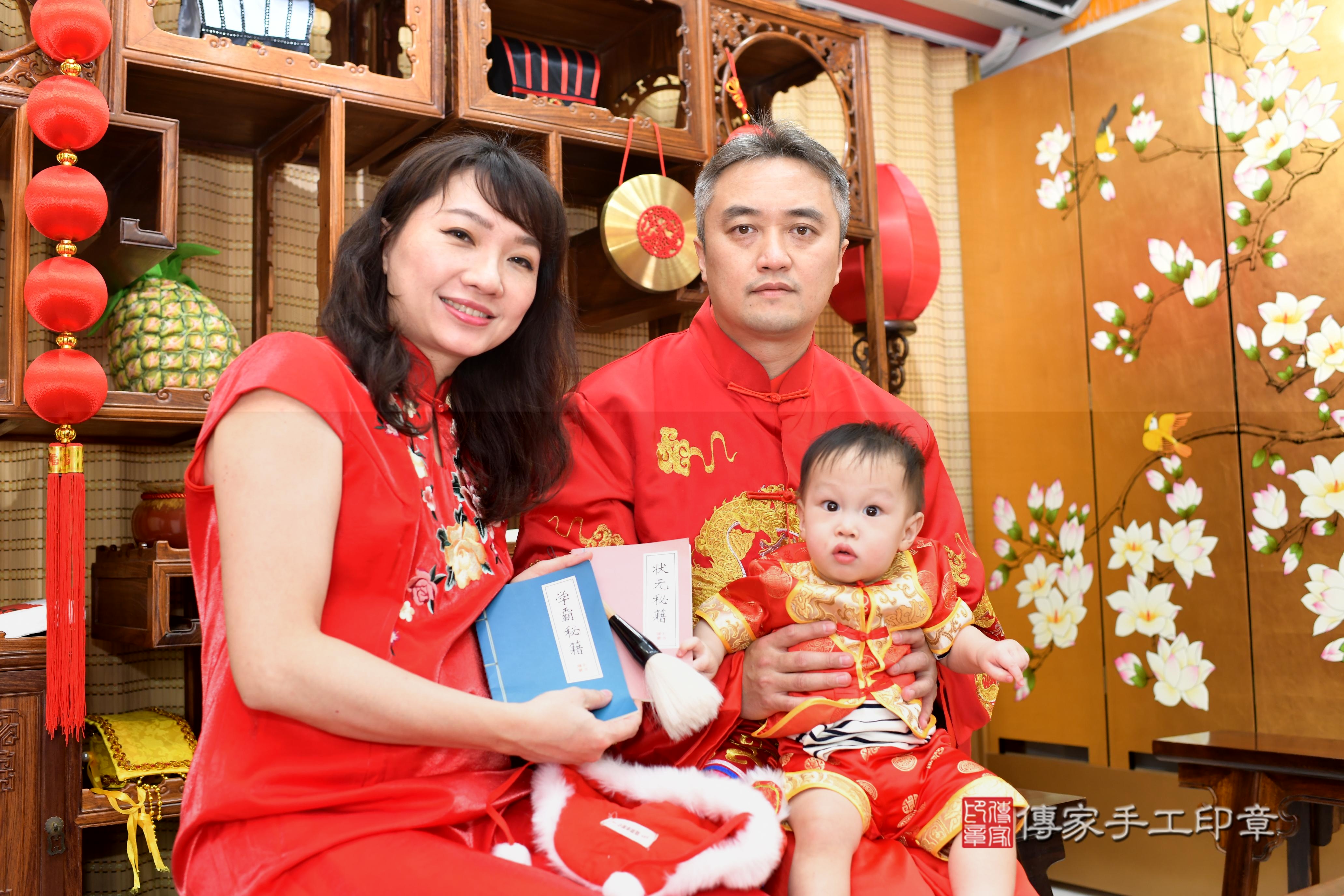 傳家手工印章台南店、抓周、度脺、中國風會場、傳家嬰兒古禮、吉祥話、抓周道具物品24種、拍照。抓周證書。寶寶抓周、滿周歲、生日快樂、祝福