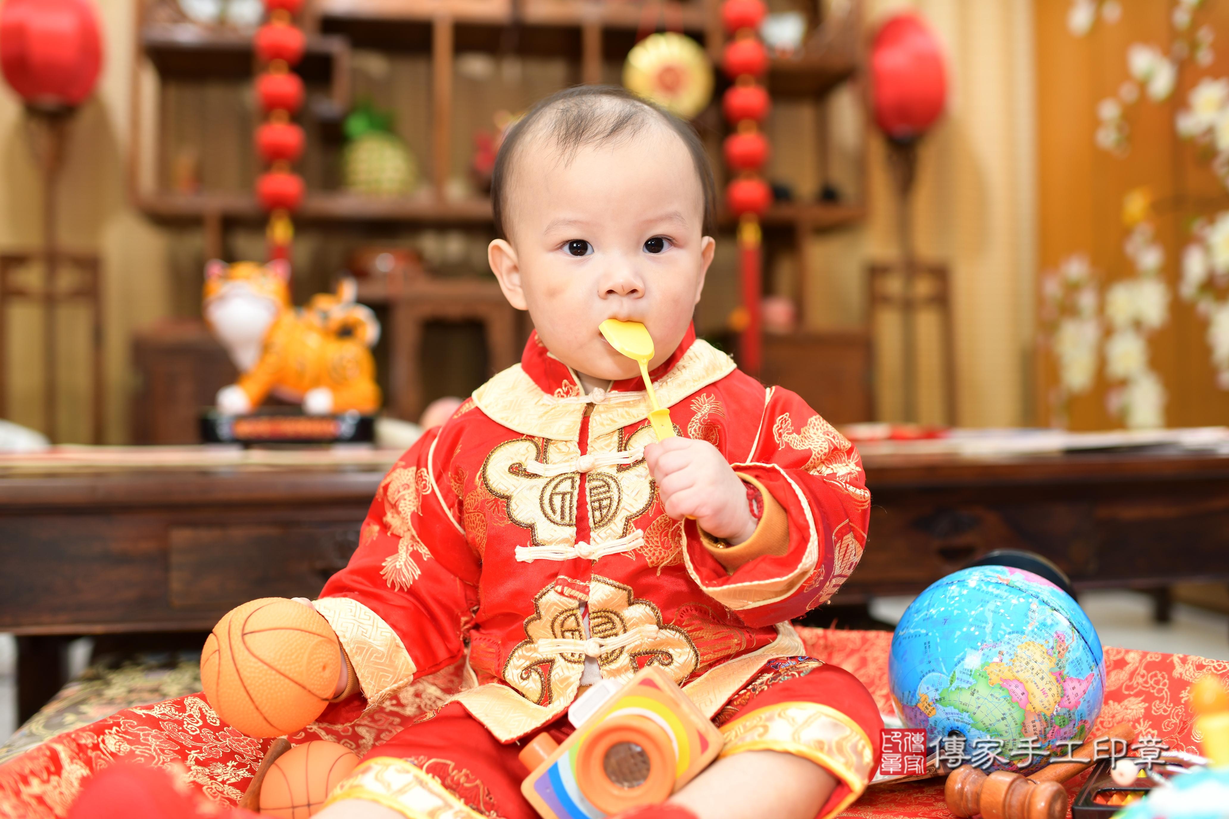 傳家手工印章台南店、抓周、度脺、中國風會場、傳家嬰兒古禮、吉祥話、抓周道具物品24種、拍照。抓周證書。寶寶抓周、滿周歲、生日快樂、祝福
