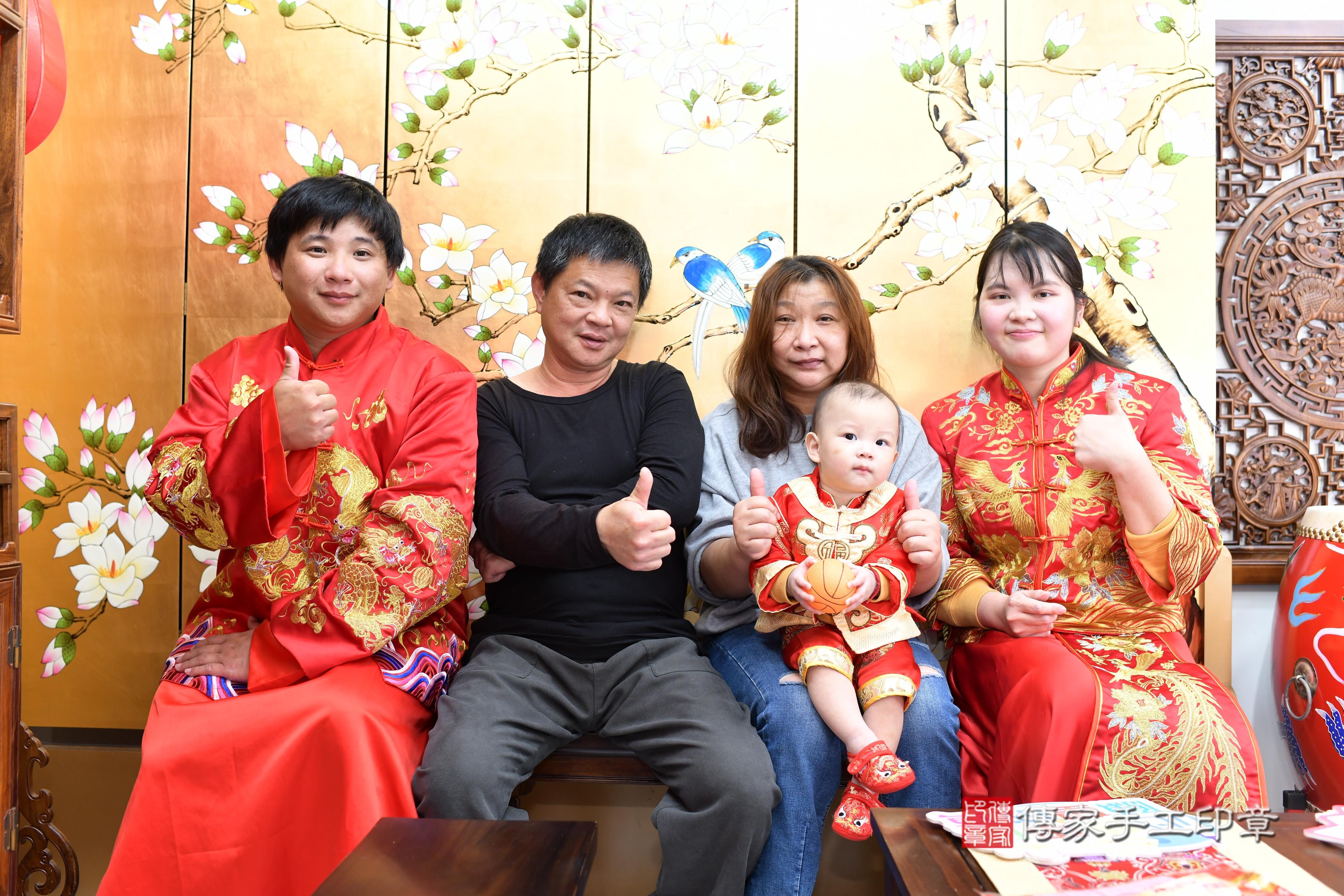 傳家手工印章台南店、抓周、度脺、中國風會場、傳家嬰兒古禮、吉祥話、抓周道具物品24種、拍照。抓周證書。寶寶抓周、滿周歲、生日快樂、祝福