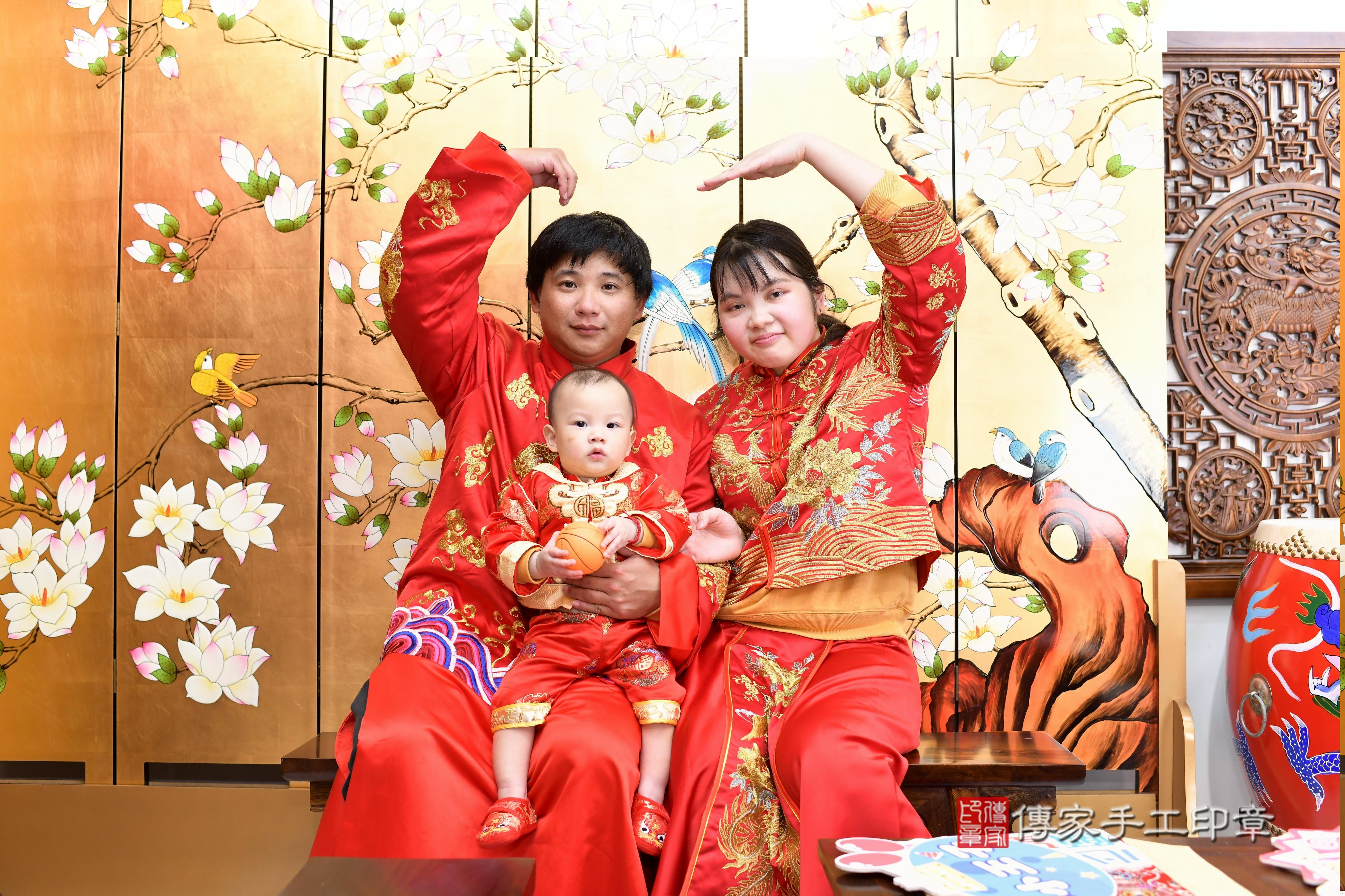 傳家手工印章台南店、抓周、度脺、中國風會場、傳家嬰兒古禮、吉祥話、抓周道具物品24種、拍照。抓周證書。寶寶抓周、滿周歲、生日快樂、祝福