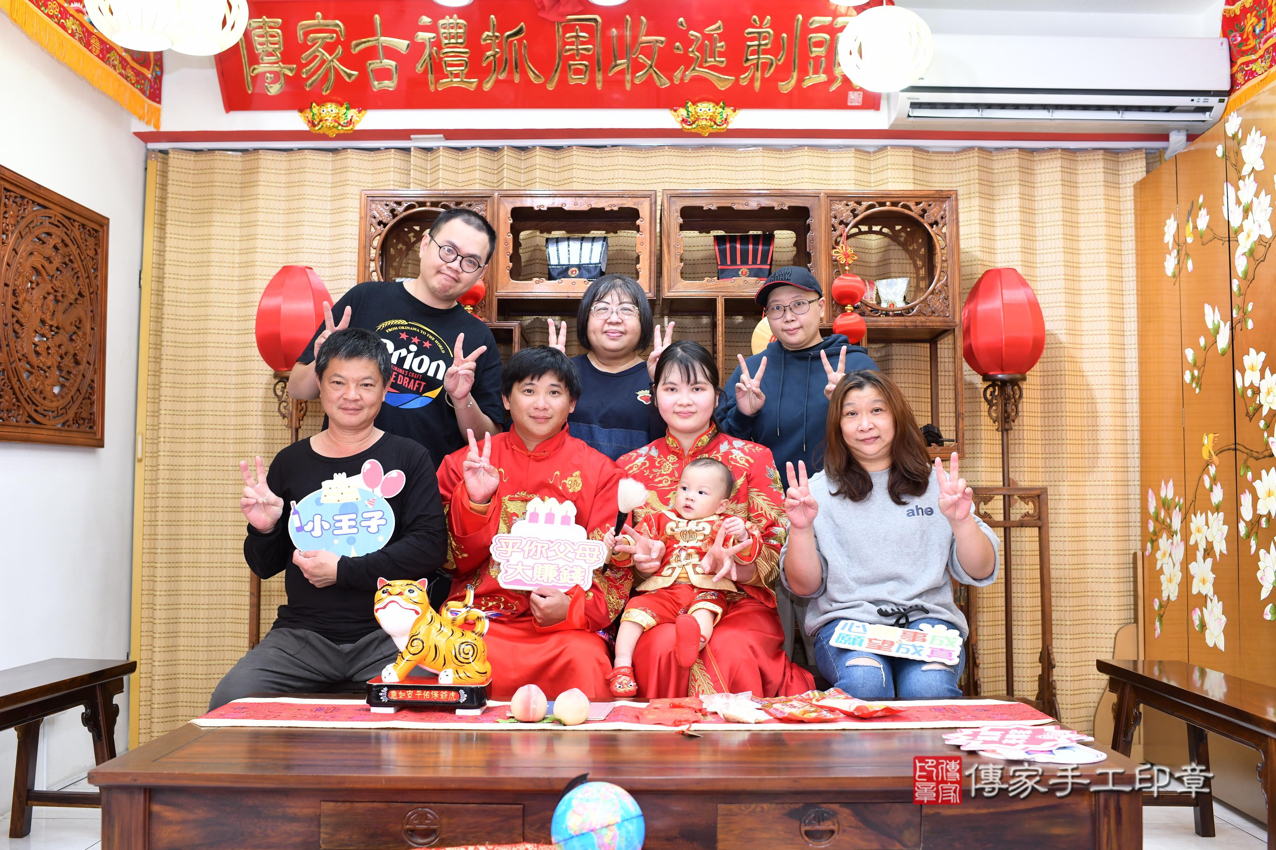 傳家手工印章台南店、抓周、度脺、中國風會場、傳家嬰兒古禮、吉祥話、抓周道具物品24種、拍照。抓周證書。寶寶抓周、滿周歲、生日快樂、祝福