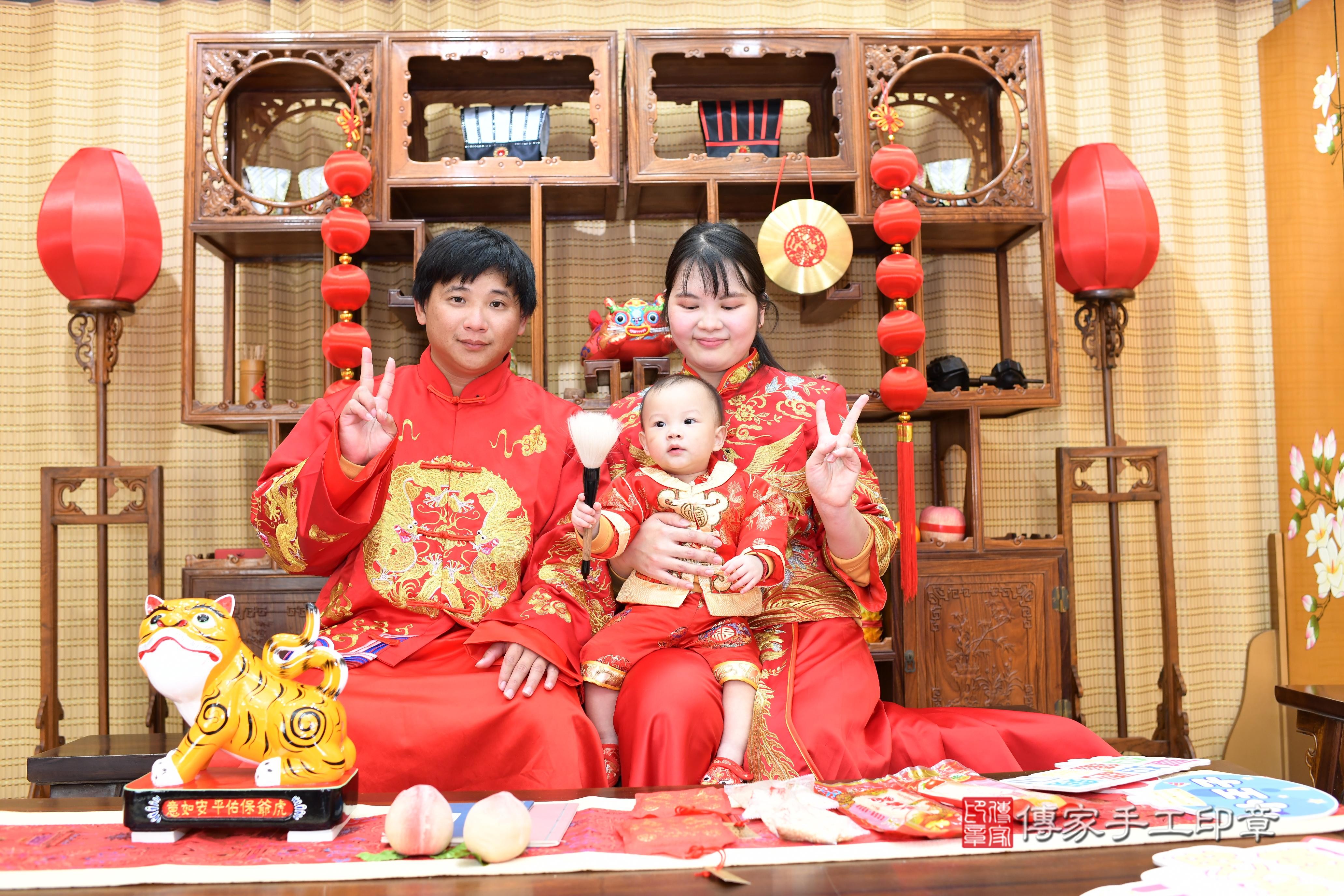 傳家手工印章台南店、抓周、度脺、中國風會場、傳家嬰兒古禮、吉祥話、抓周道具物品24種、拍照。抓周證書。寶寶抓周、滿周歲、生日快樂、祝福