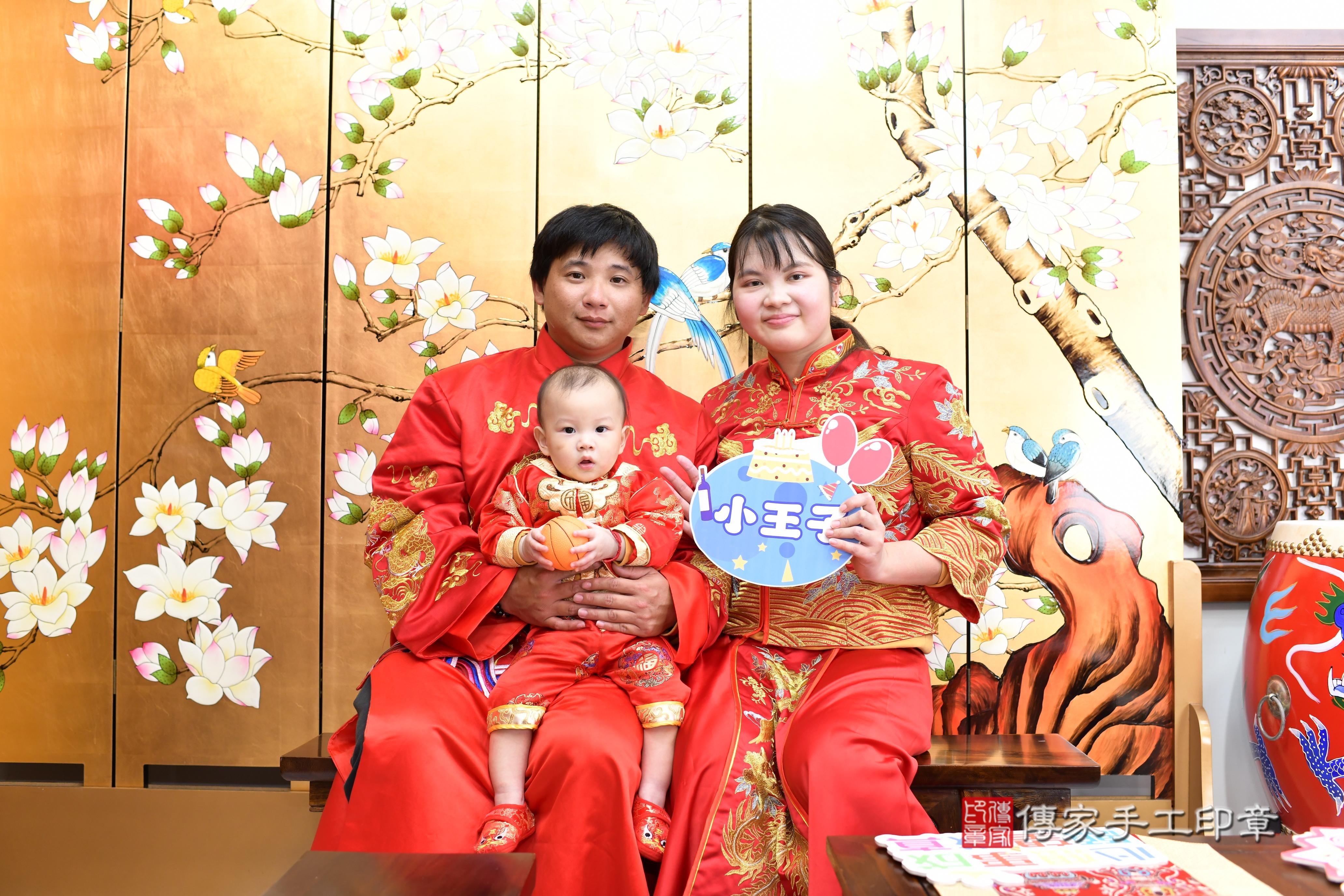 傳家手工印章台南店、抓周、度脺、中國風會場、傳家嬰兒古禮、吉祥話、抓周道具物品24種、拍照。抓周證書。寶寶抓周、滿周歲、生日快樂、祝福