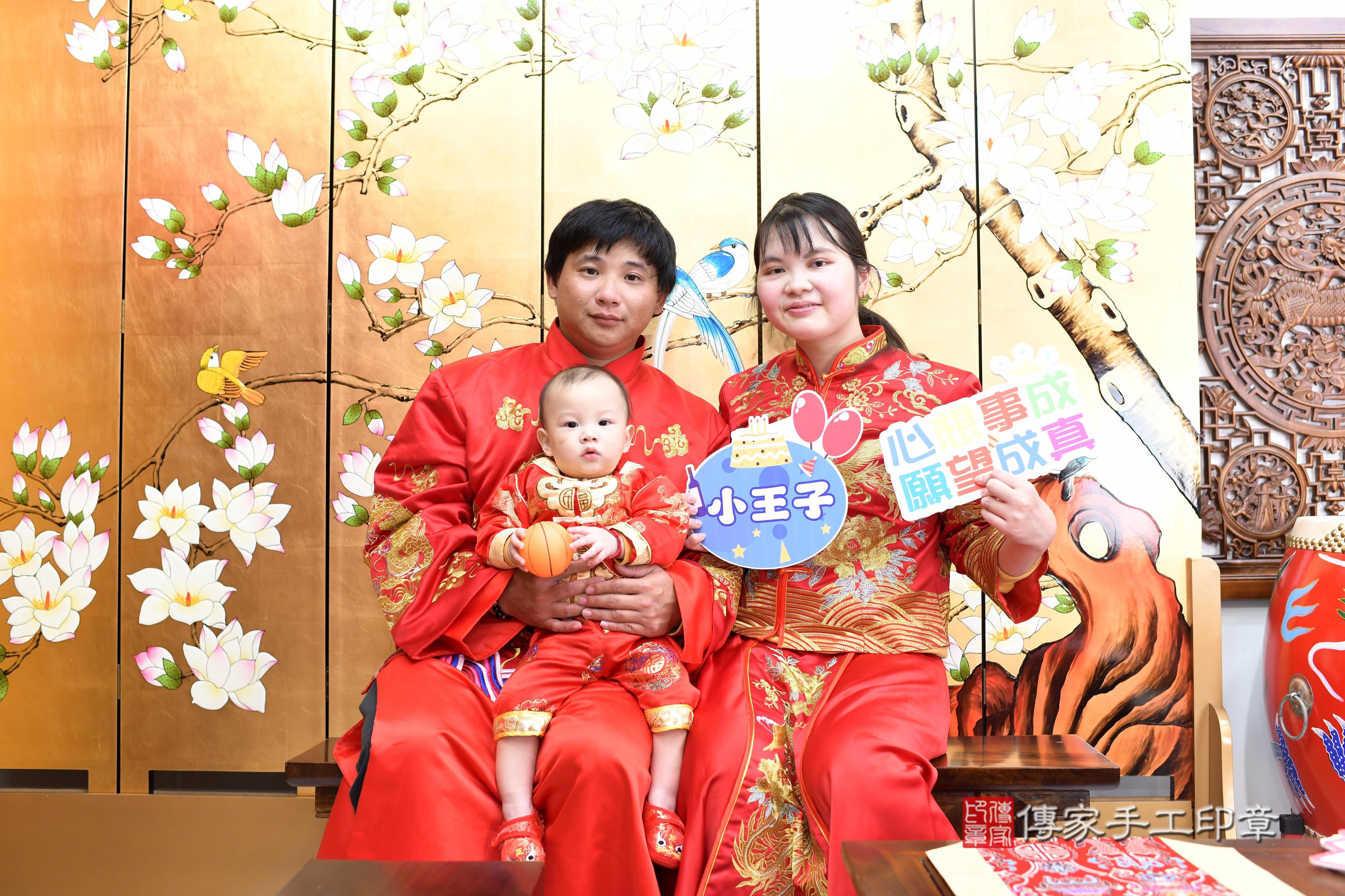 傳家手工印章台南店、抓周、度脺、中國風會場、傳家嬰兒古禮、吉祥話、抓周道具物品24種、拍照。抓周證書。寶寶抓周、滿周歲、生日快樂、祝福