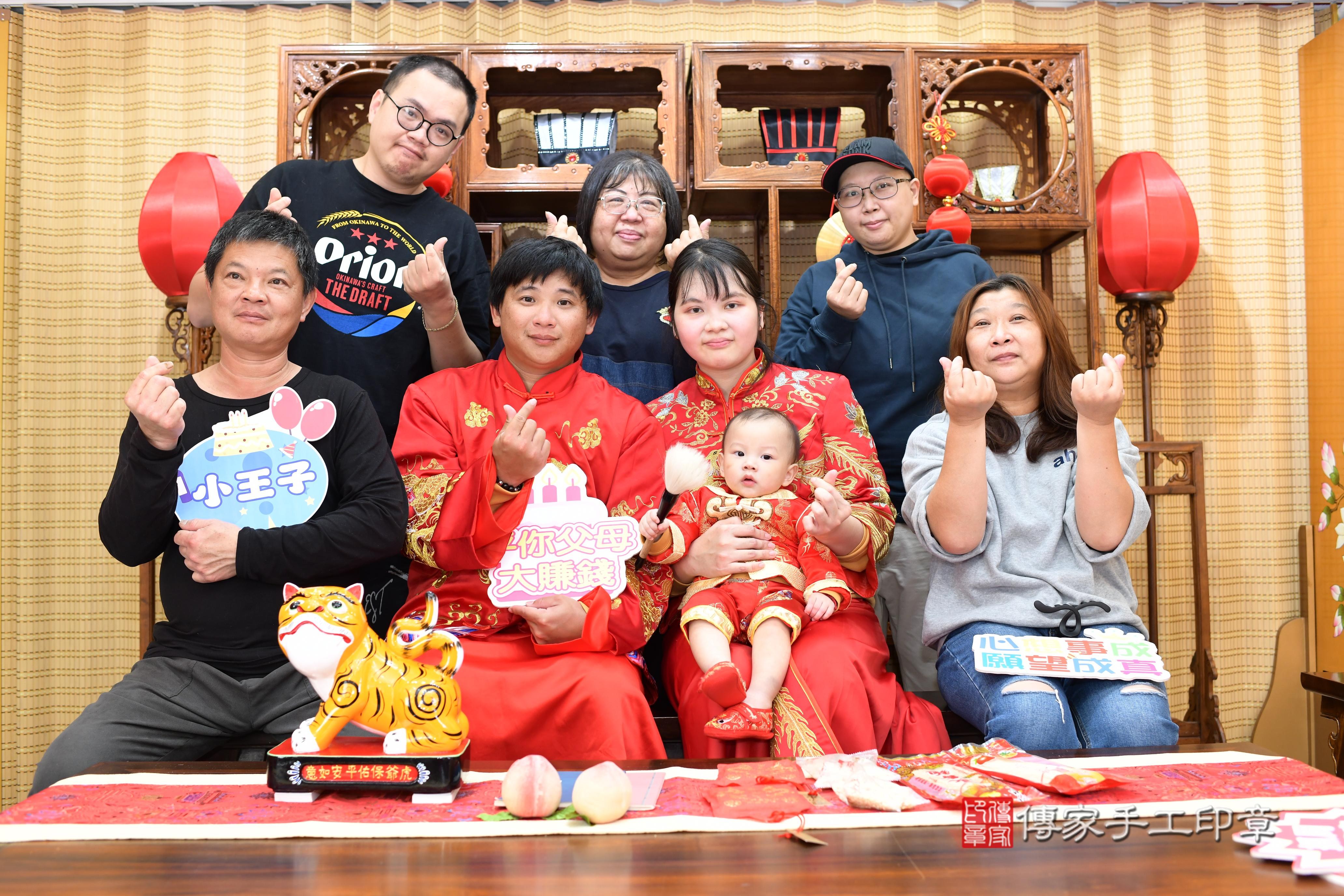傳家手工印章台南店、抓周、度脺、中國風會場、傳家嬰兒古禮、吉祥話、抓周道具物品24種、拍照。抓周證書。寶寶抓周、滿周歲、生日快樂、祝福