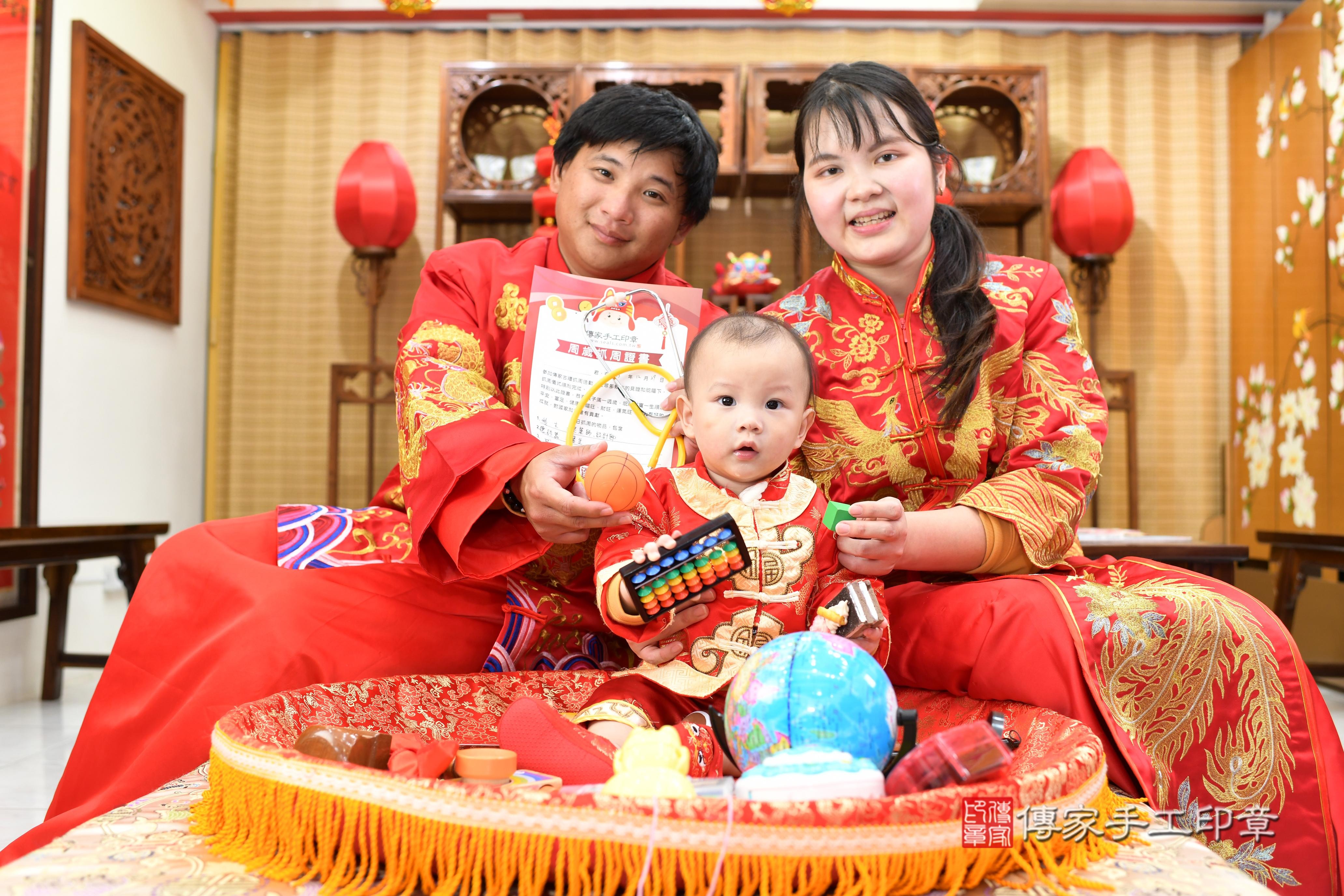 傳家手工印章台南店、抓周、度脺、中國風會場、傳家嬰兒古禮、吉祥話、抓周道具物品24種、拍照。抓周證書。寶寶抓周、滿周歲、生日快樂、祝福