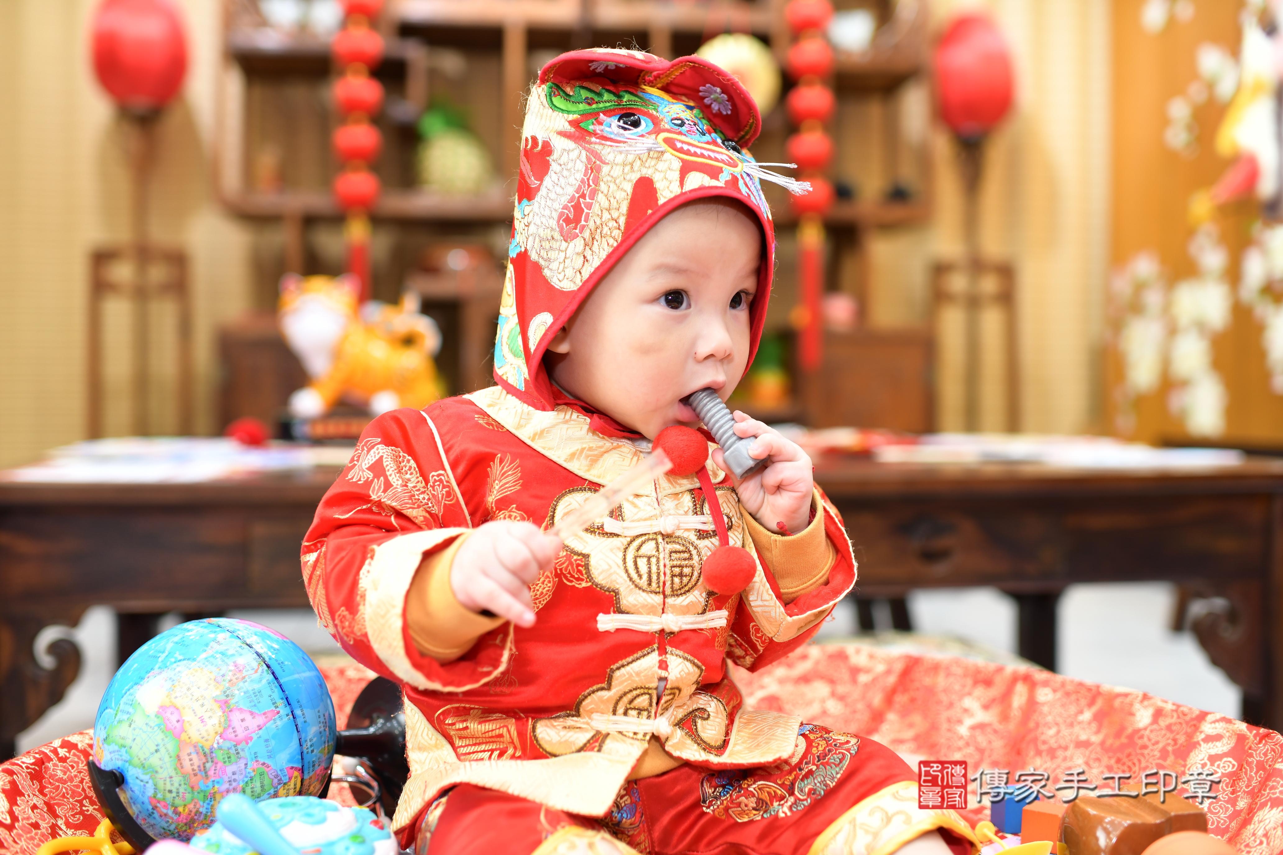 傳家手工印章台南店、抓周、度脺、中國風會場、傳家嬰兒古禮、吉祥話、抓周道具物品24種、拍照。抓周證書。寶寶抓周、滿周歲、生日快樂、祝福