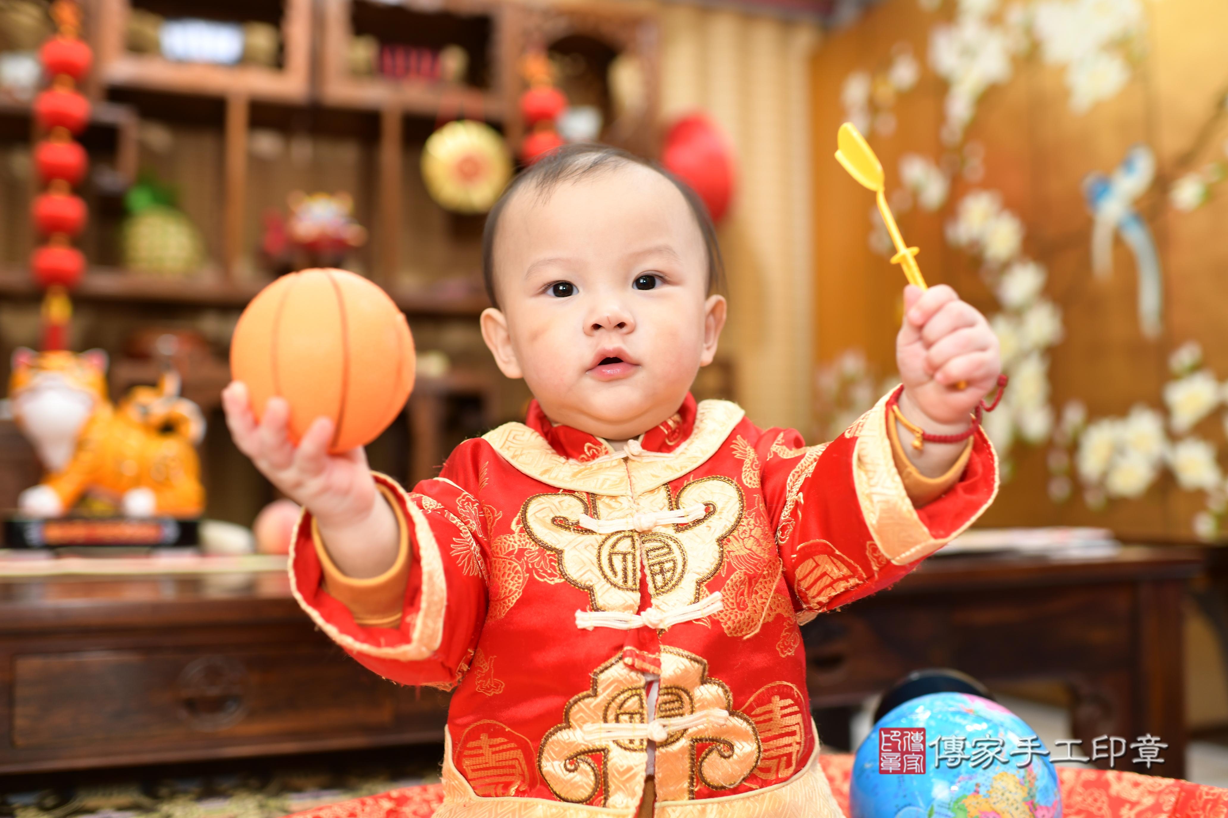 傳家手工印章台南店、抓周、度脺、中國風會場、傳家嬰兒古禮、吉祥話、抓周道具物品24種、拍照。抓周證書。寶寶抓周、滿周歲、生日快樂、祝福