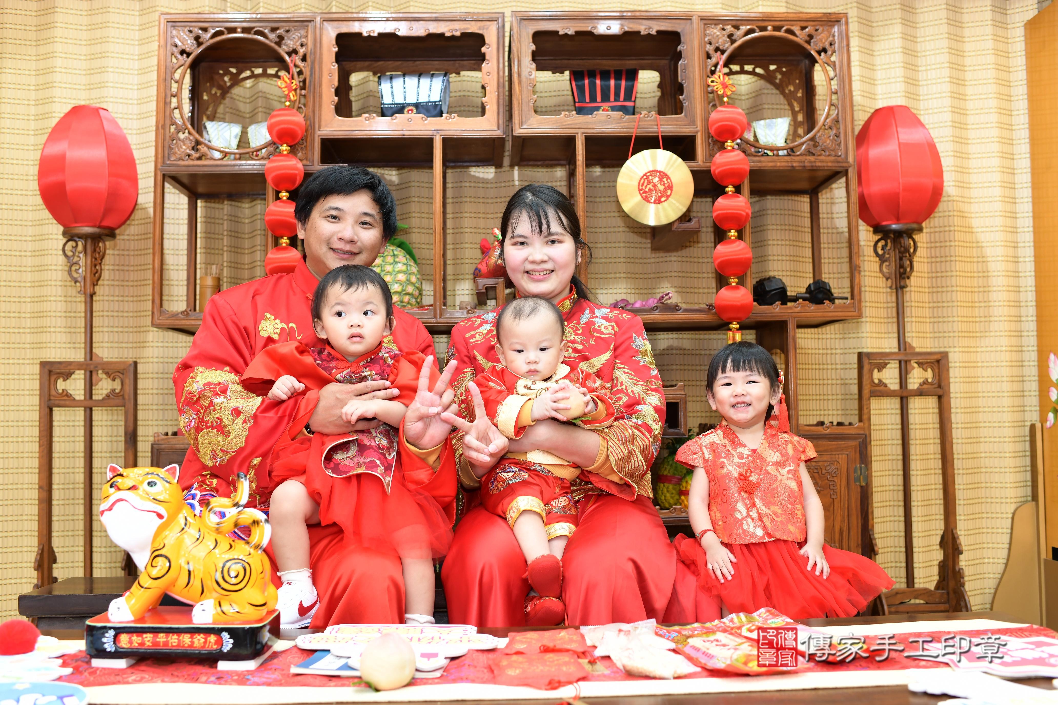 傳家手工印章台南店、抓周、度脺、中國風會場、傳家嬰兒古禮、吉祥話、抓周道具物品24種、拍照。抓周證書。寶寶抓周、滿周歲、生日快樂、祝福