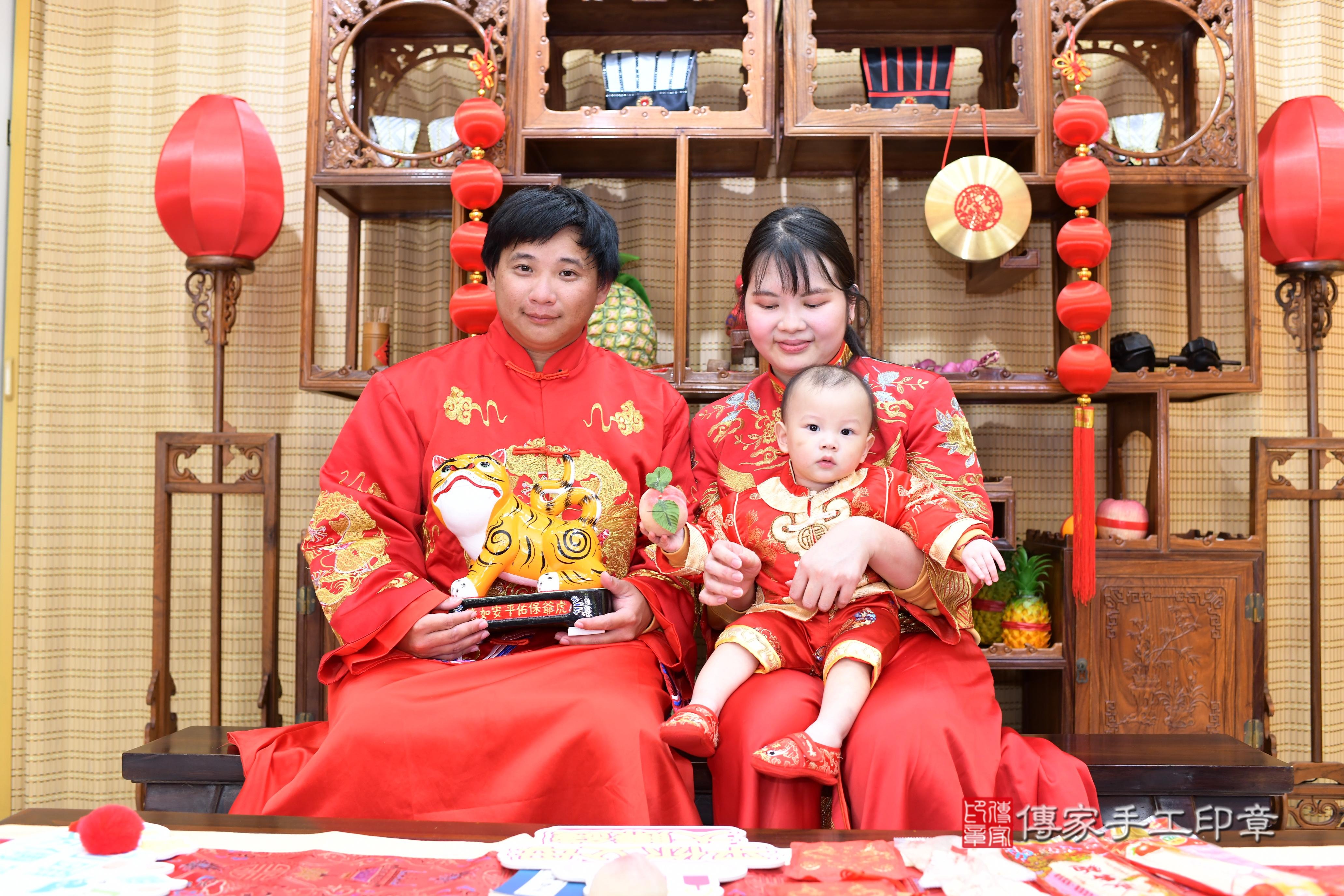 傳家手工印章台南店、抓周、度脺、中國風會場、傳家嬰兒古禮、吉祥話、抓周道具物品24種、拍照。抓周證書。寶寶抓周、滿周歲、生日快樂、祝福