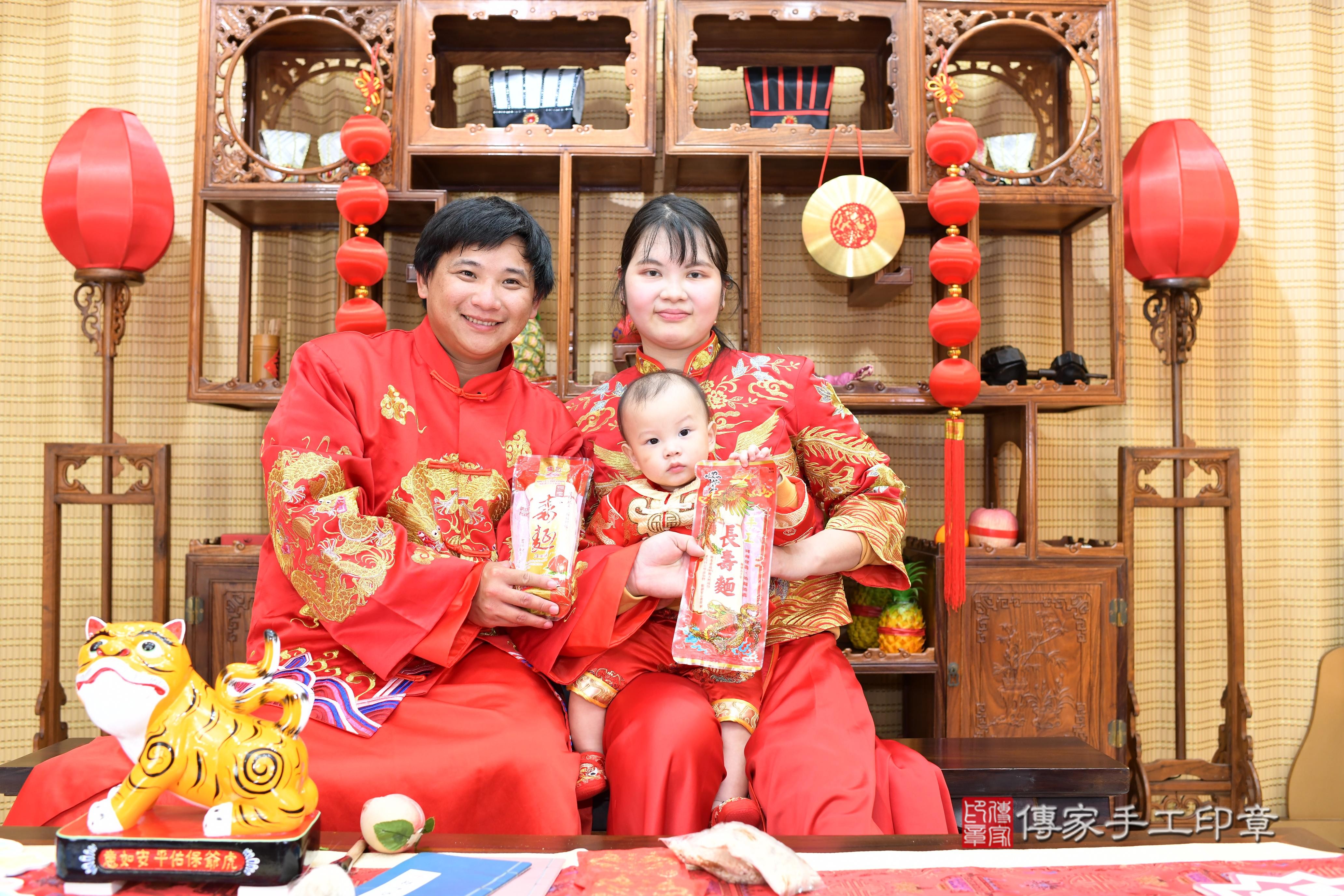傳家手工印章台南店、抓周、度脺、中國風會場、傳家嬰兒古禮、吉祥話、抓周道具物品24種、拍照。抓周證書。寶寶抓周、滿周歲、生日快樂、祝福