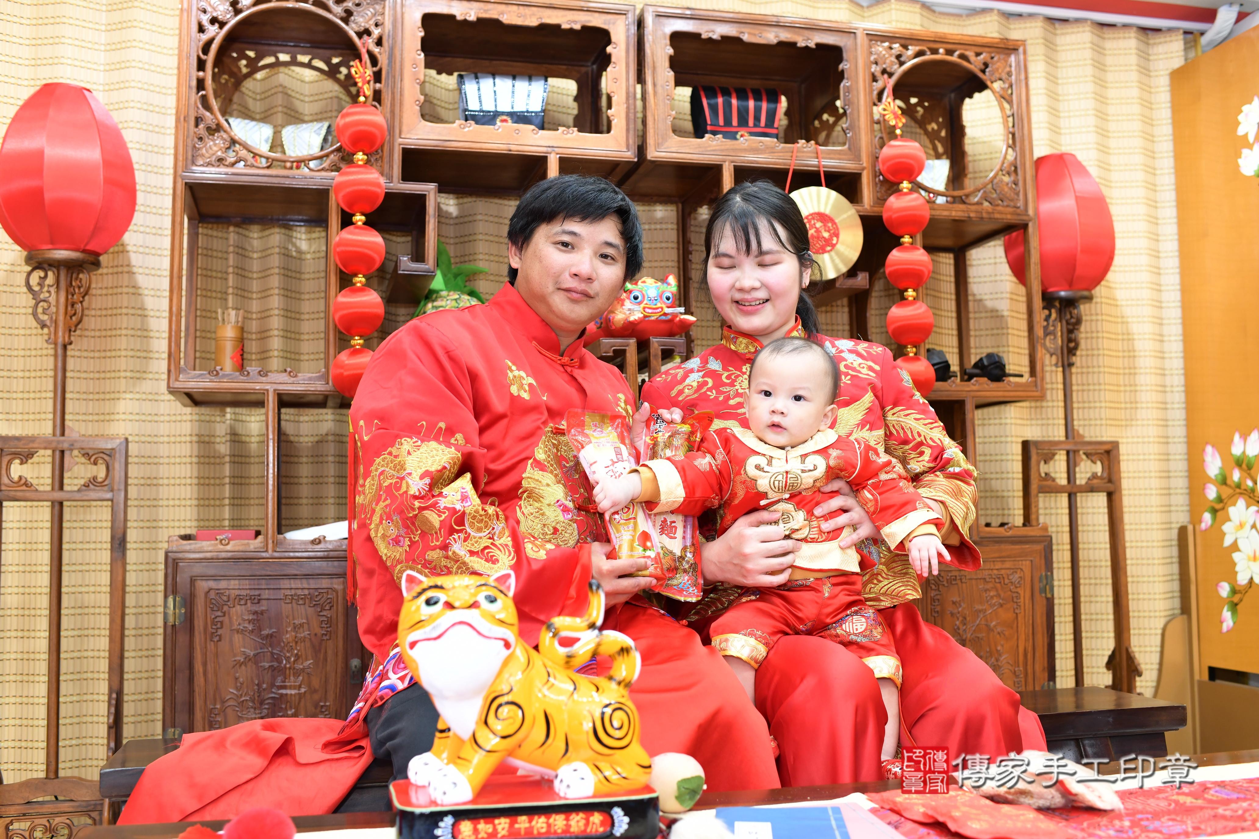 傳家手工印章台南店、抓周、度脺、中國風會場、傳家嬰兒古禮、吉祥話、抓周道具物品24種、拍照。抓周證書。寶寶抓周、滿周歲、生日快樂、祝福