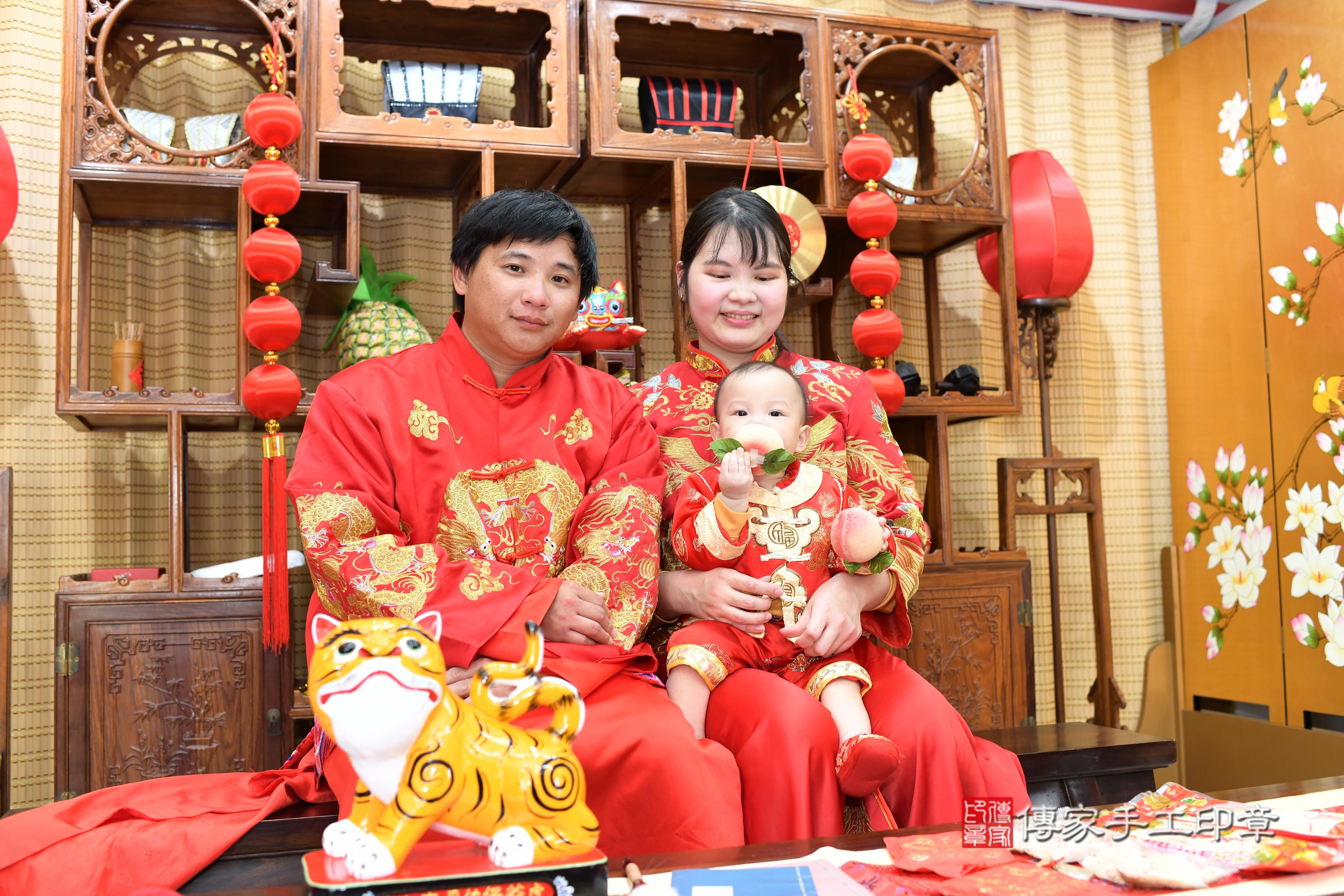 傳家手工印章台南店、抓周、度脺、中國風會場、傳家嬰兒古禮、吉祥話、抓周道具物品24種、拍照。抓周證書。寶寶抓周、滿周歲、生日快樂、祝福