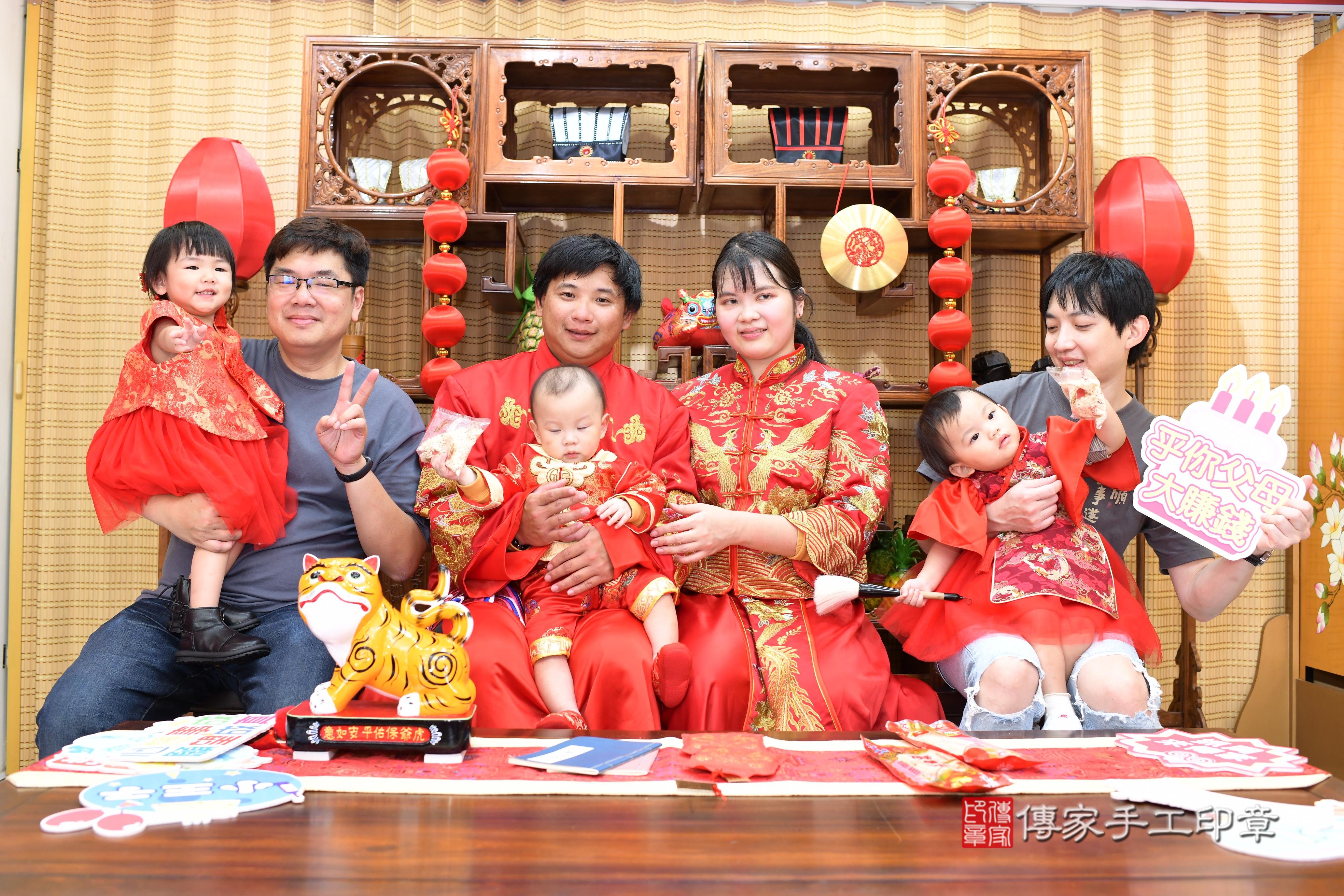 傳家手工印章台南店、抓周、度脺、中國風會場、傳家嬰兒古禮、吉祥話、抓周道具物品24種、拍照。抓周證書。寶寶抓周、滿周歲、生日快樂、祝福