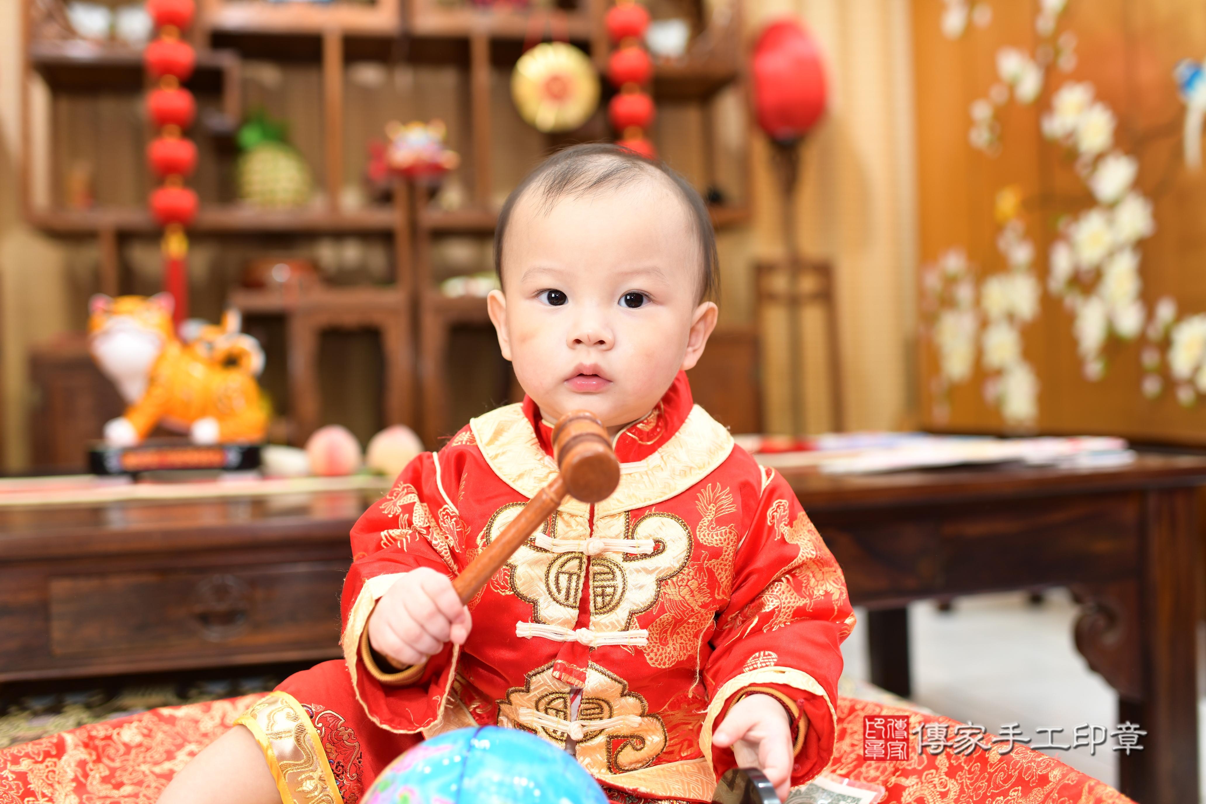 傳家手工印章台南店、抓周、度脺、中國風會場、傳家嬰兒古禮、吉祥話、抓周道具物品24種、拍照。抓周證書。寶寶抓周、滿周歲、生日快樂、祝福