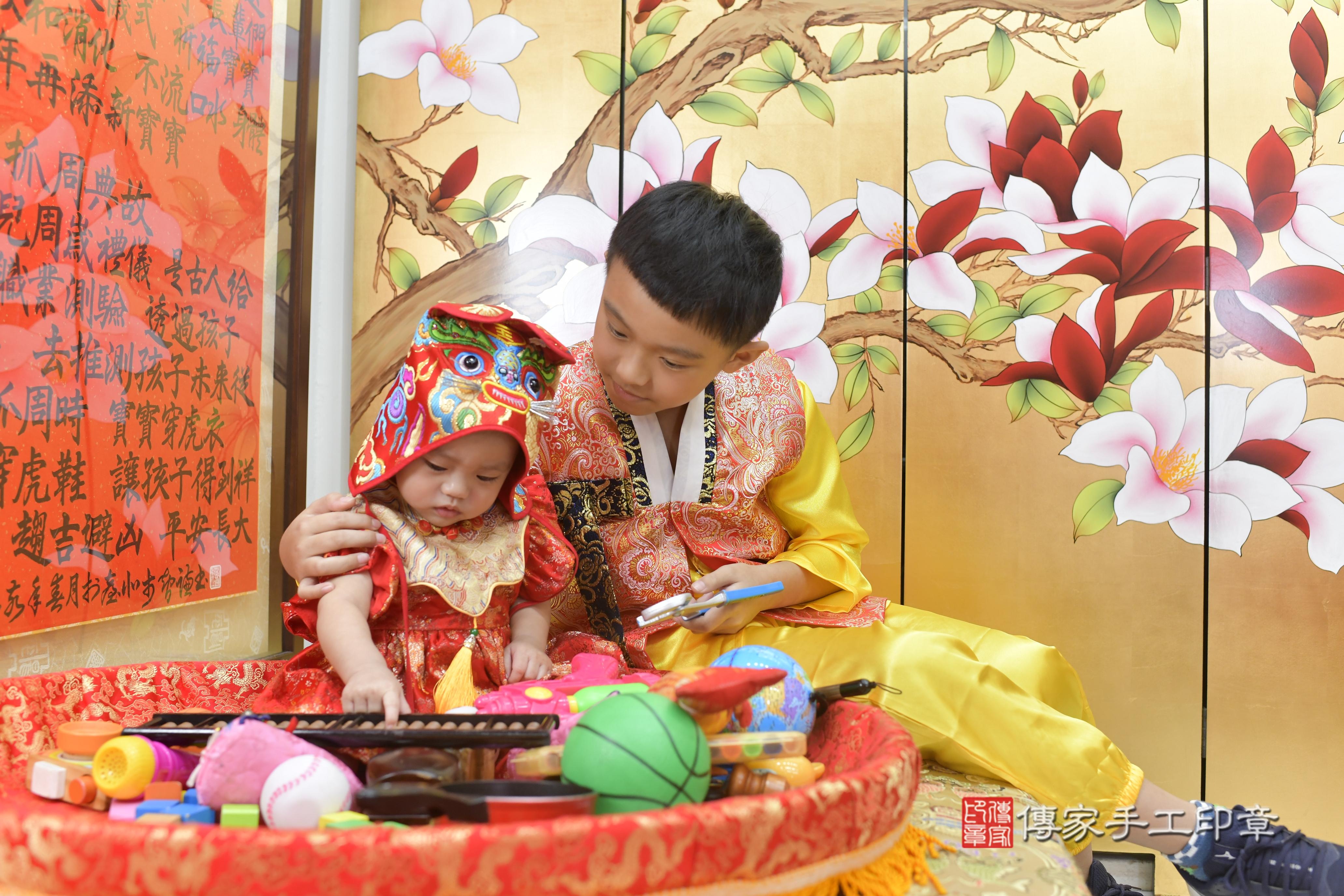 傳家手工印章新竹店、抓周、度脺、中國風會場、傳家嬰兒古禮、吉祥話、抓周道具物品24種、拍照。抓周證書。寶寶抓周、滿周歲、生日快樂、祝福