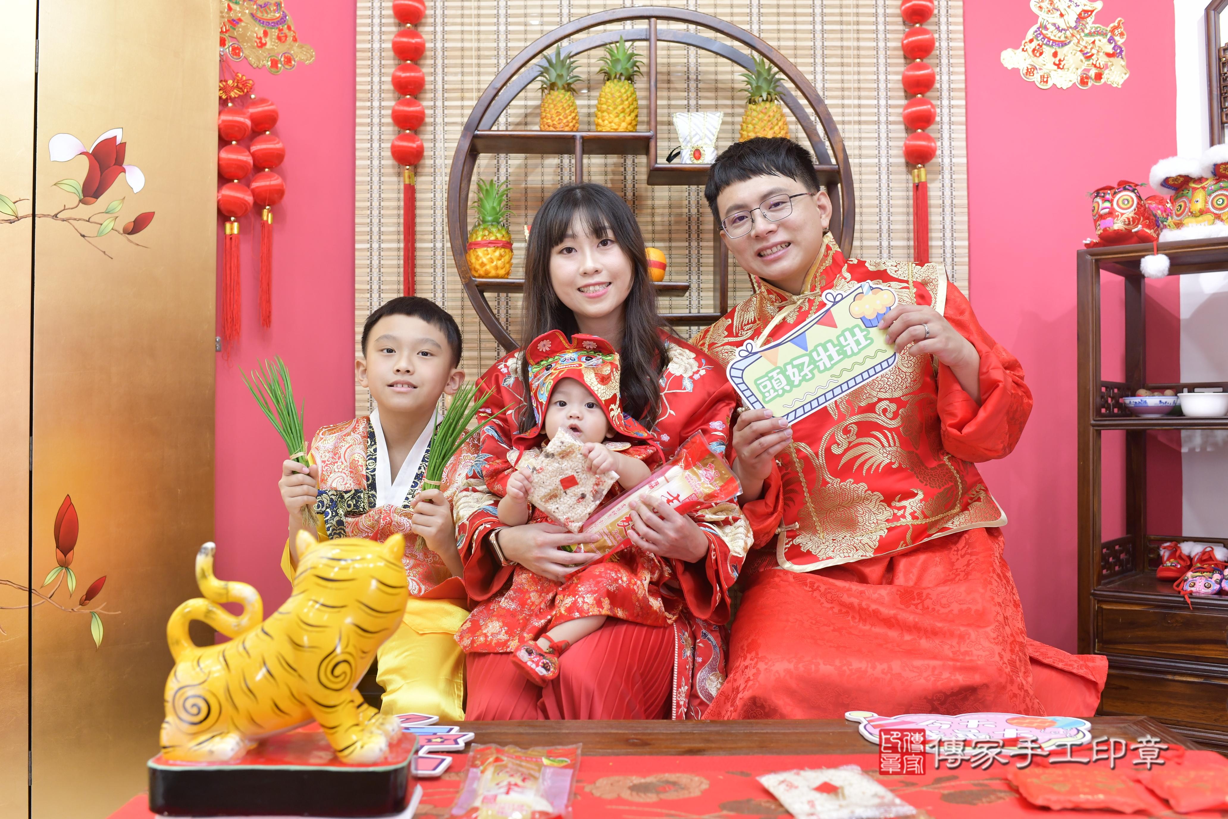 傳家手工印章新竹店、抓周、度脺、中國風會場、傳家嬰兒古禮、吉祥話、抓周道具物品24種、拍照。抓周證書。寶寶抓周、滿周歲、生日快樂、祝福