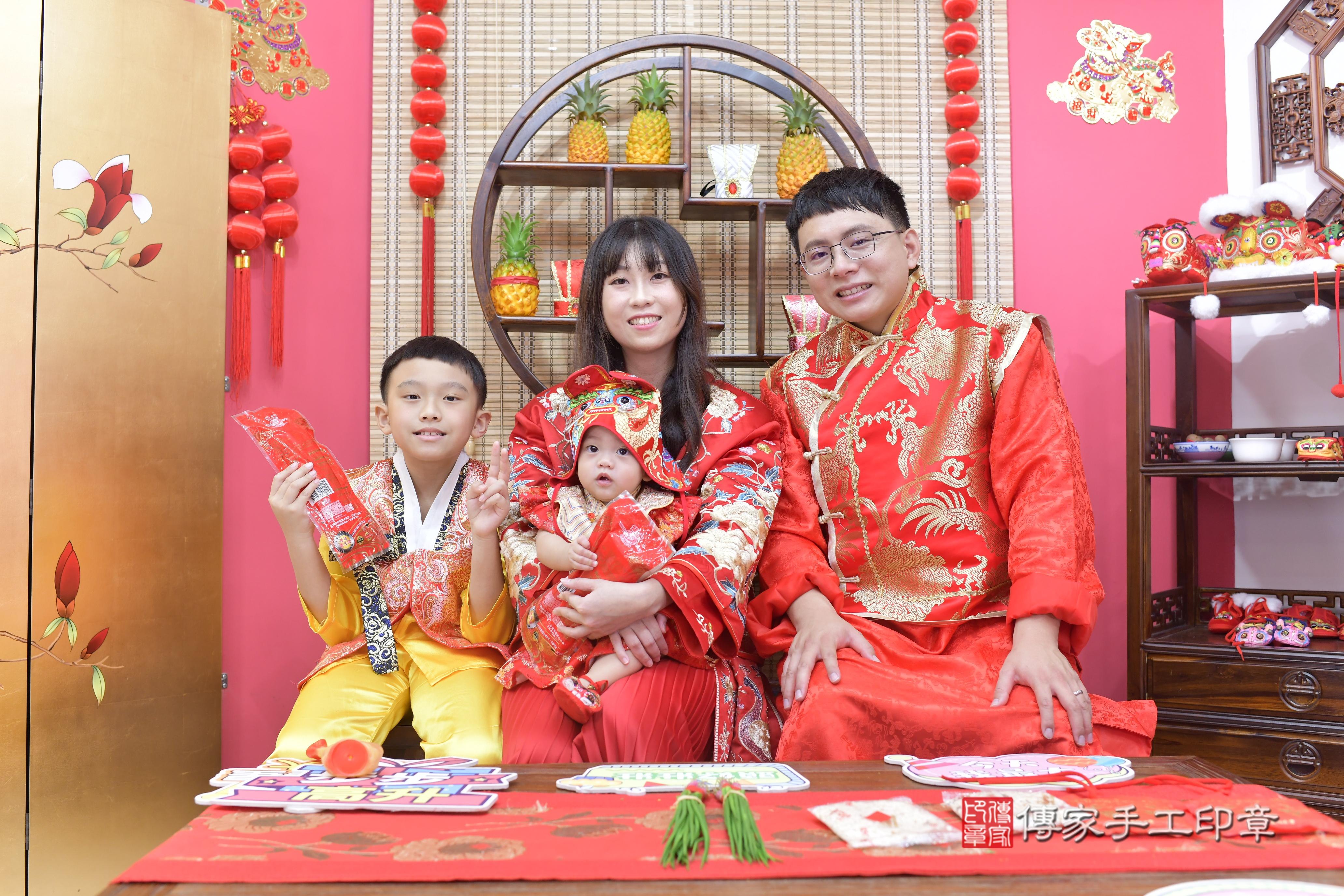 傳家手工印章新竹店、抓周、度脺、中國風會場、傳家嬰兒古禮、吉祥話、抓周道具物品24種、拍照。抓周證書。寶寶抓周、滿周歲、生日快樂、祝福