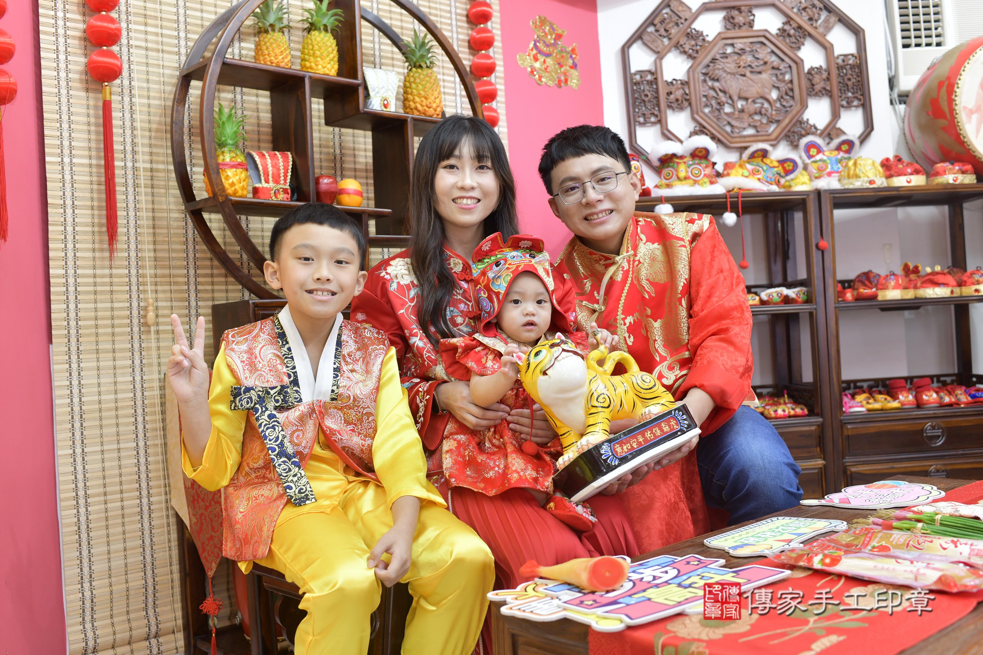 傳家手工印章新竹店、抓周、度脺、中國風會場、傳家嬰兒古禮、吉祥話、抓周道具物品24種、拍照。抓周證書。寶寶抓周、滿周歲、生日快樂、祝福