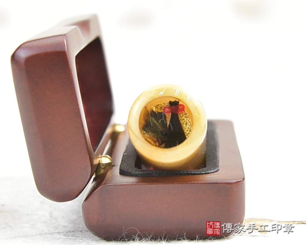 新疆黃玉金黃色。黃色代表尊貴、優雅、嬌美的顏色-開運印鑑章 傳家手工印章新北店113.12.16 新疆黃玉金黃色。黃色代表尊貴、優雅、嬌美的顏色-開運印鑑章 傳家手工印章新北店113.12.16