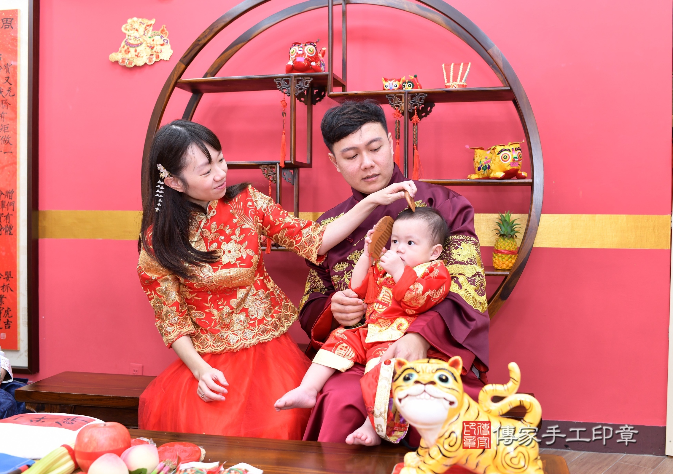新北市永和區小訫寶寶抓周推薦：傳家新北店抓周度脺中國風會場，嬰兒古禮抓周流程儀式吉祥話、抓周道具物品24種、拍照。抓周證書。2024.12.7，照片13