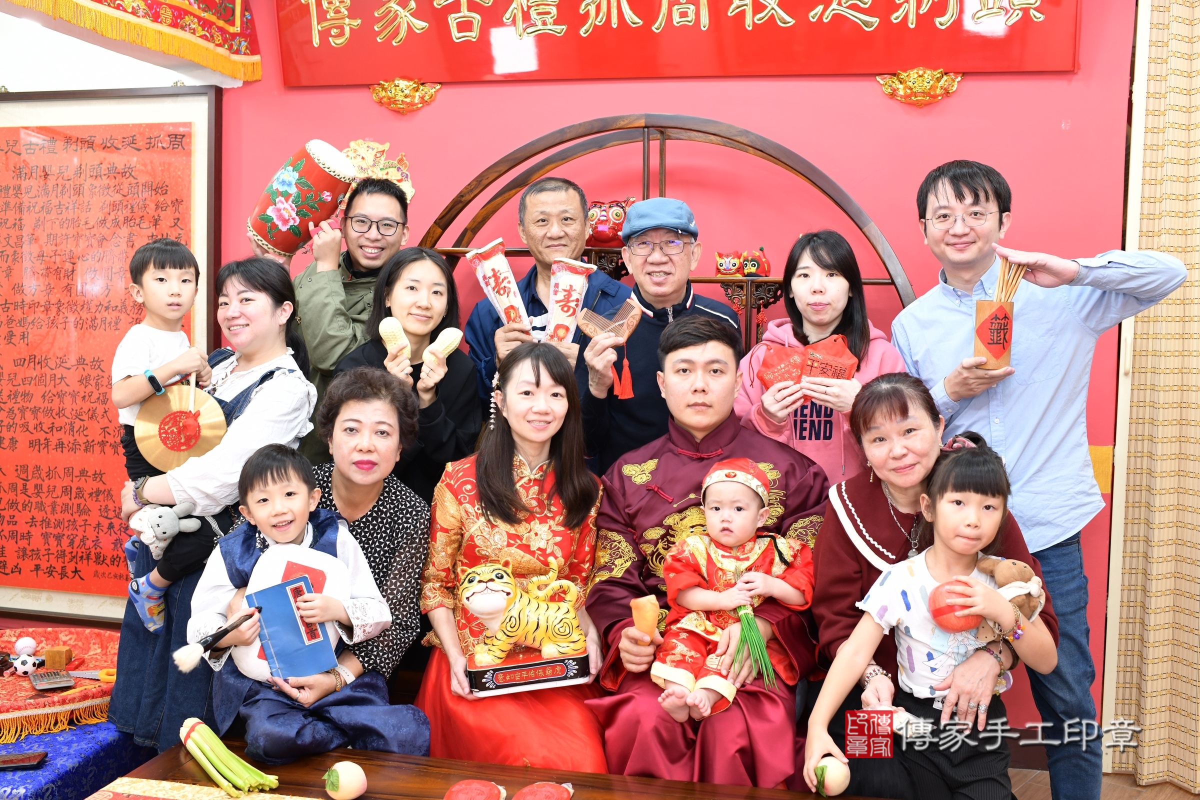 新北市永和區小訫寶寶抓周推薦：傳家新北店抓周度脺中國風會場，嬰兒古禮抓周流程儀式吉祥話、抓周道具物品24種、拍照。抓周證書。2024.12.7，照片17