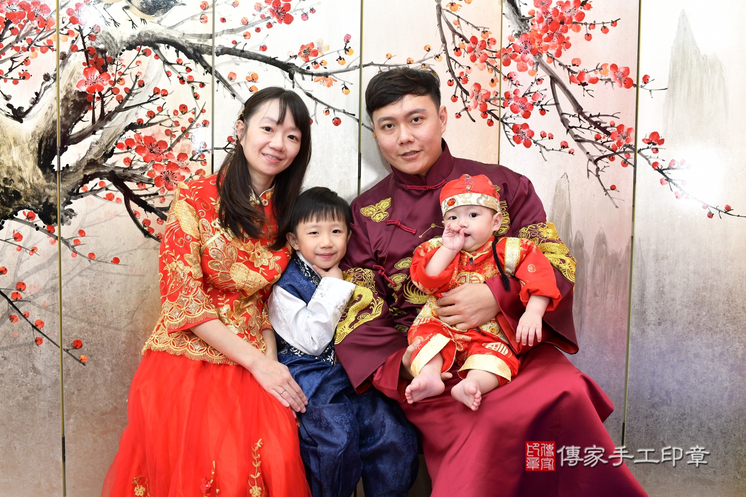 新北市永和區小訫寶寶抓周推薦：傳家新北店抓周度脺中國風會場，嬰兒古禮抓周流程儀式吉祥話、抓周道具物品24種、拍照。抓周證書。2024.12.7，照片19