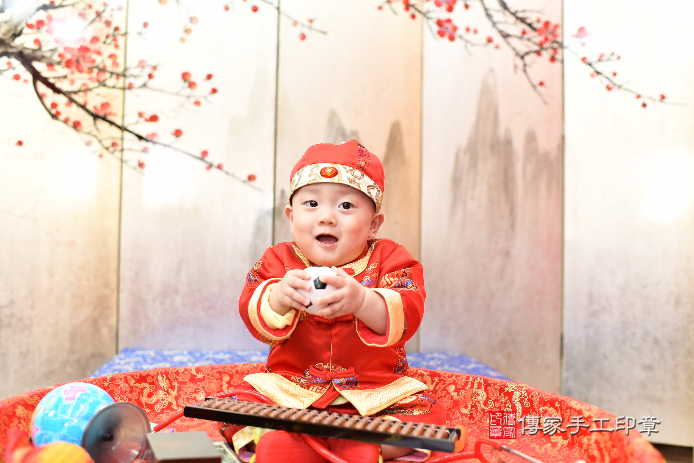 新北市永和區凱凱寶寶抓周推薦：傳家新北店抓周度脺中國風會場，嬰兒古禮抓周流程儀式吉祥話、抓周道具物品24種、拍照。抓周證書。2024.12.11，照片5