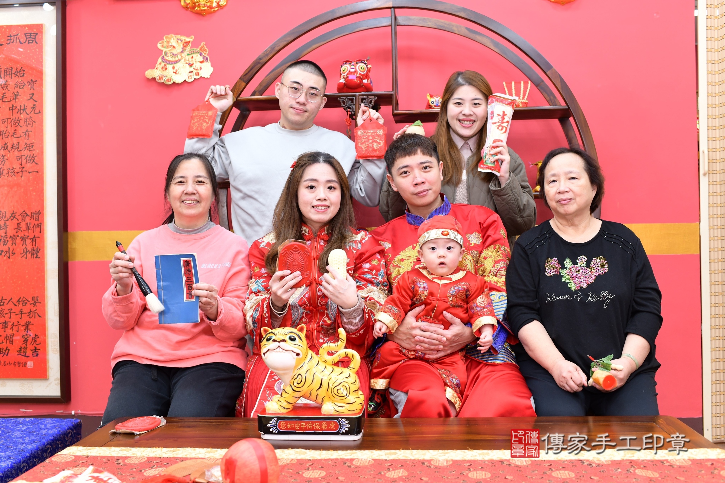 新北市永和區凱凱寶寶抓周推薦：傳家新北店抓周度脺中國風會場，嬰兒古禮抓周流程儀式吉祥話、抓周道具物品24種、拍照。抓周證書。2024.12.11，照片12