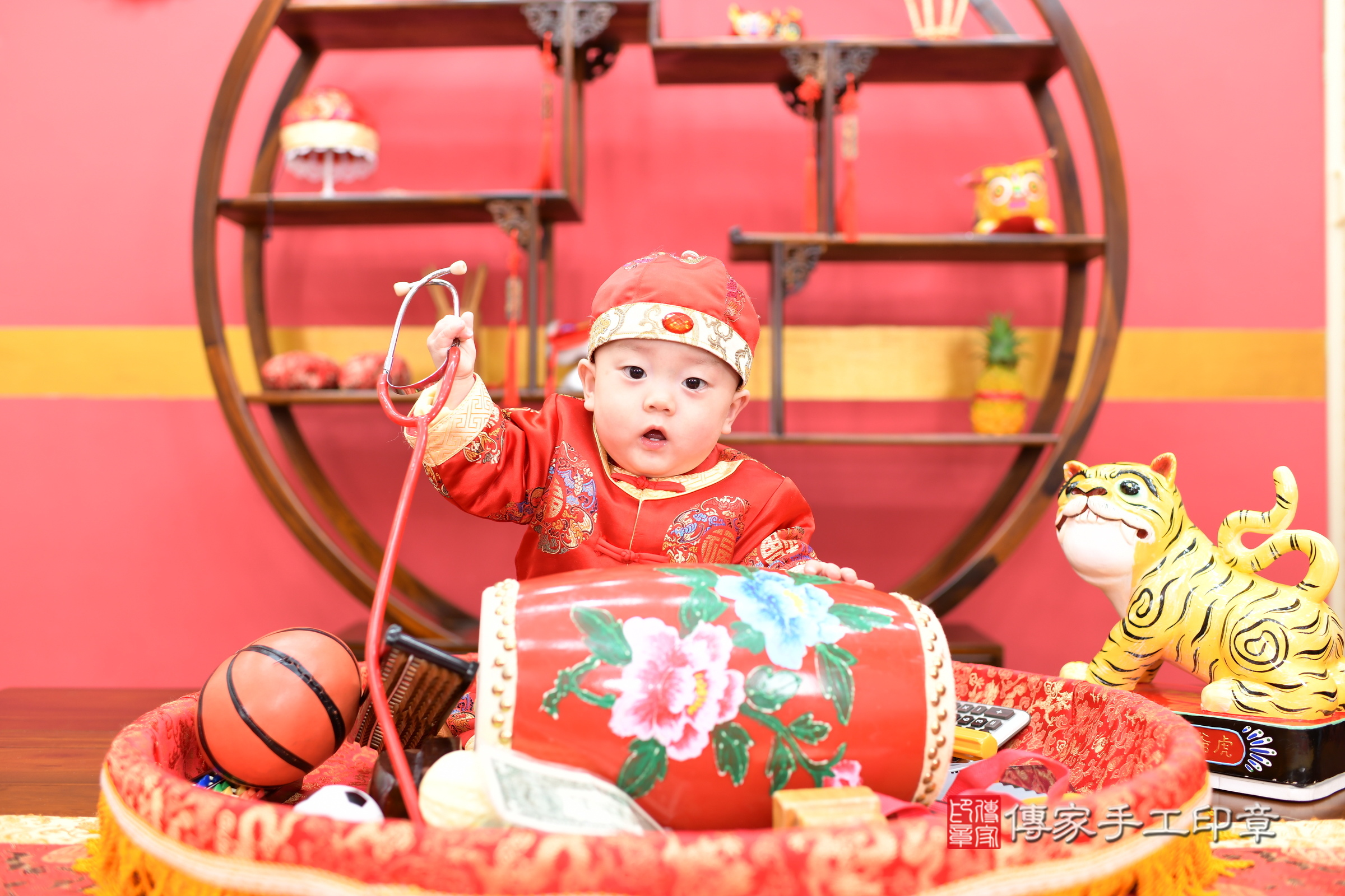 新北市永和區凱凱寶寶抓周推薦：傳家新北店抓周度脺中國風會場，嬰兒古禮抓周流程儀式吉祥話、抓周道具物品24種、拍照。抓周證書。2024.12.11，照片7