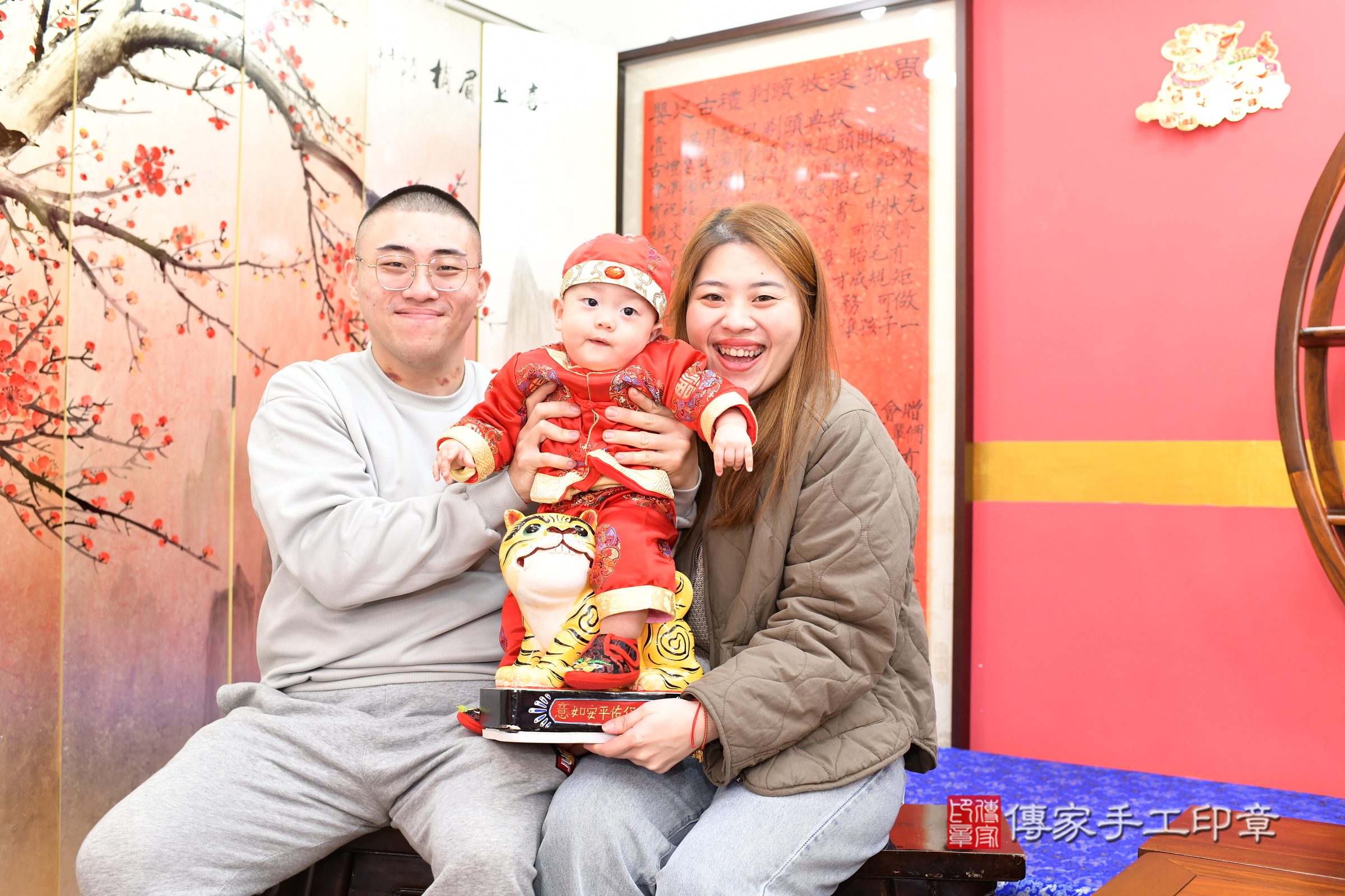 新北市永和區凱凱寶寶抓周推薦：傳家新北店抓周度脺中國風會場，嬰兒古禮抓周流程儀式吉祥話、抓周道具物品24種、拍照。抓周證書。2024.12.11，照片3