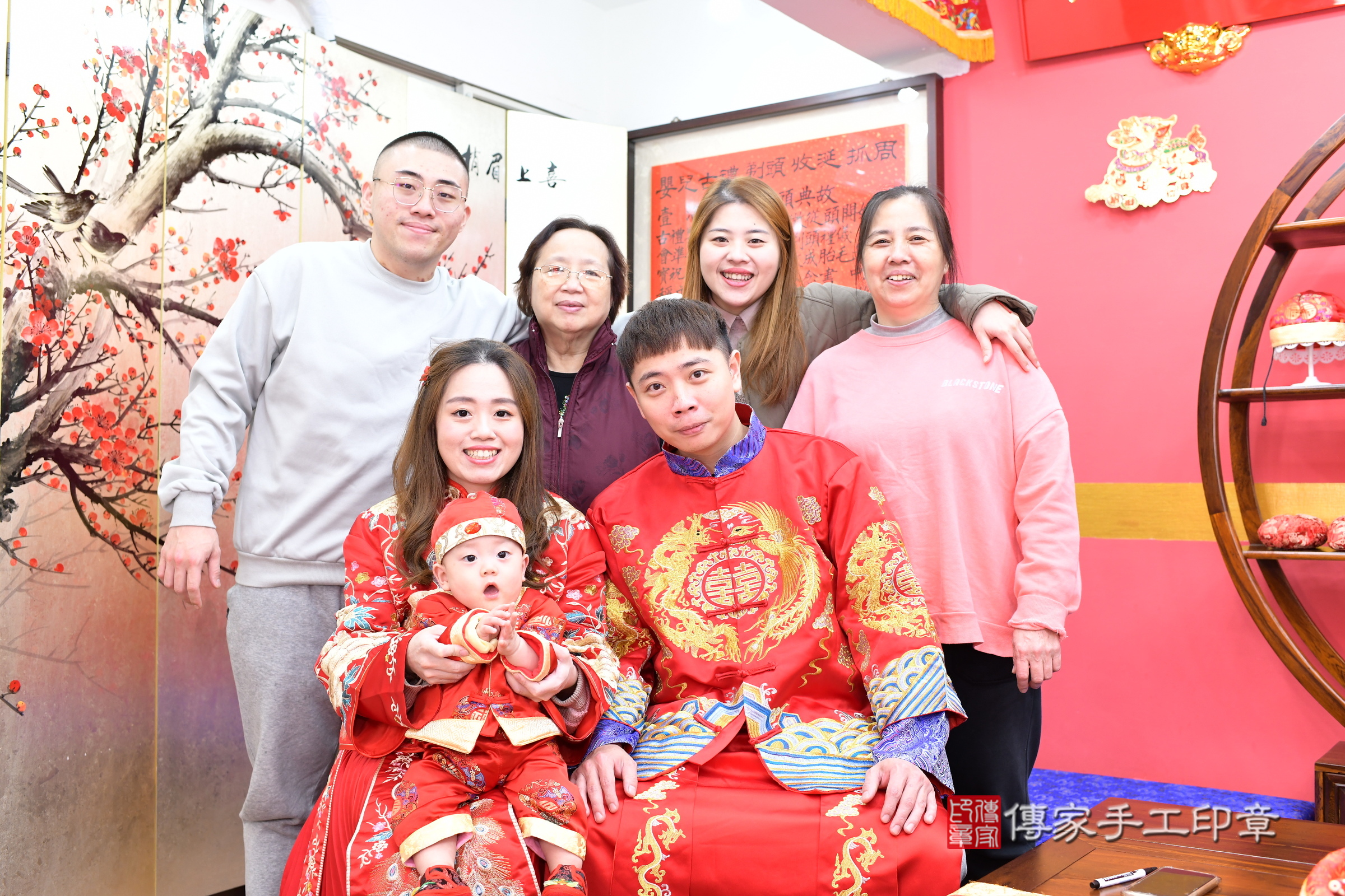 新北市永和區凱凱寶寶抓周推薦：傳家新北店抓周度脺中國風會場，嬰兒古禮抓周流程儀式吉祥話、抓周道具物品24種、拍照。抓周證書。2024.12.11，照片14
