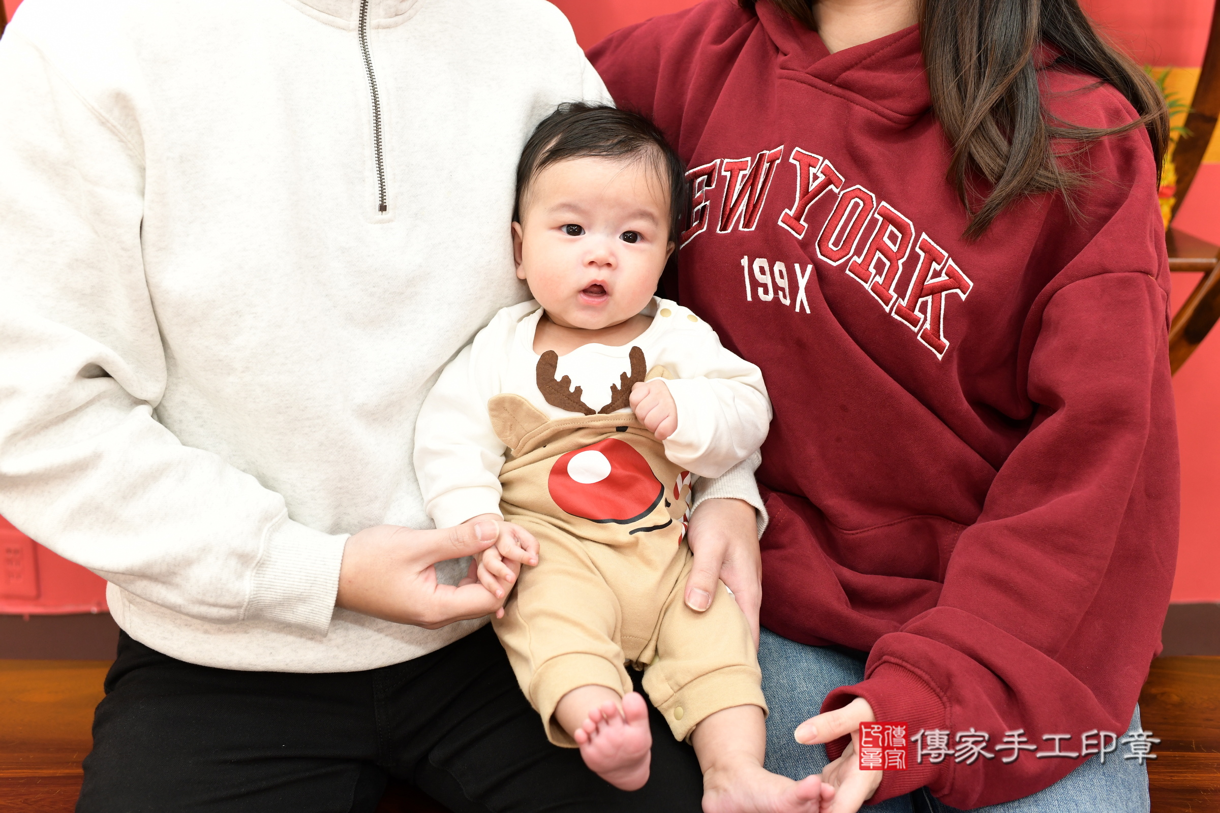 新北市永和區小鋠寶寶收涎推薦：傳家新北店收涎中國風會場，嬰兒古禮收涎收口水流程儀式、收涎吉祥話、收涎餅乾、收涎拍照。收涎證書。2024.12.15，照片2