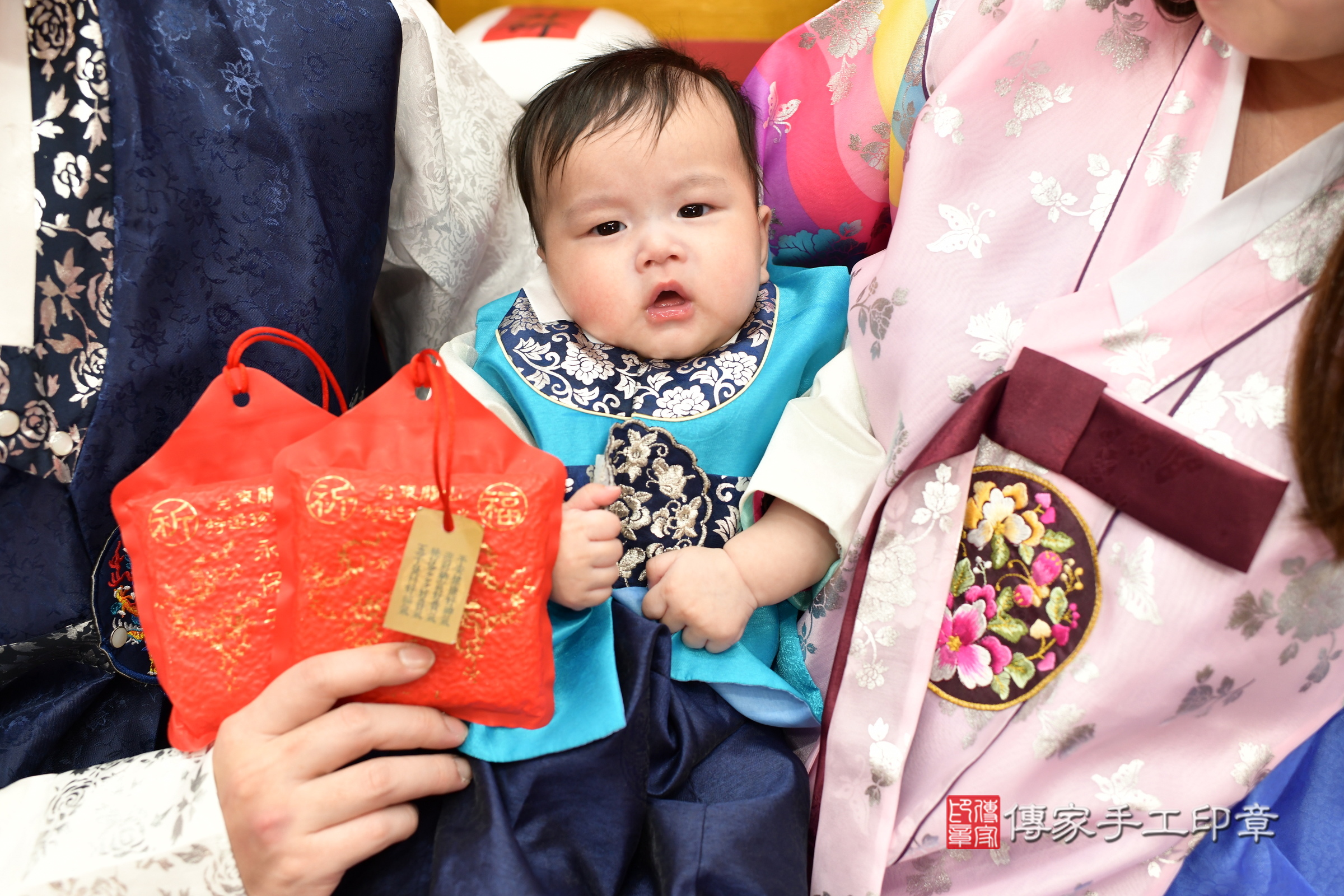 新北市永和區小鋠寶寶收涎推薦：傳家新北店收涎中國風會場，嬰兒古禮收涎收口水流程儀式、收涎吉祥話、收涎餅乾、收涎拍照。收涎證書。2024.12.15，照片12