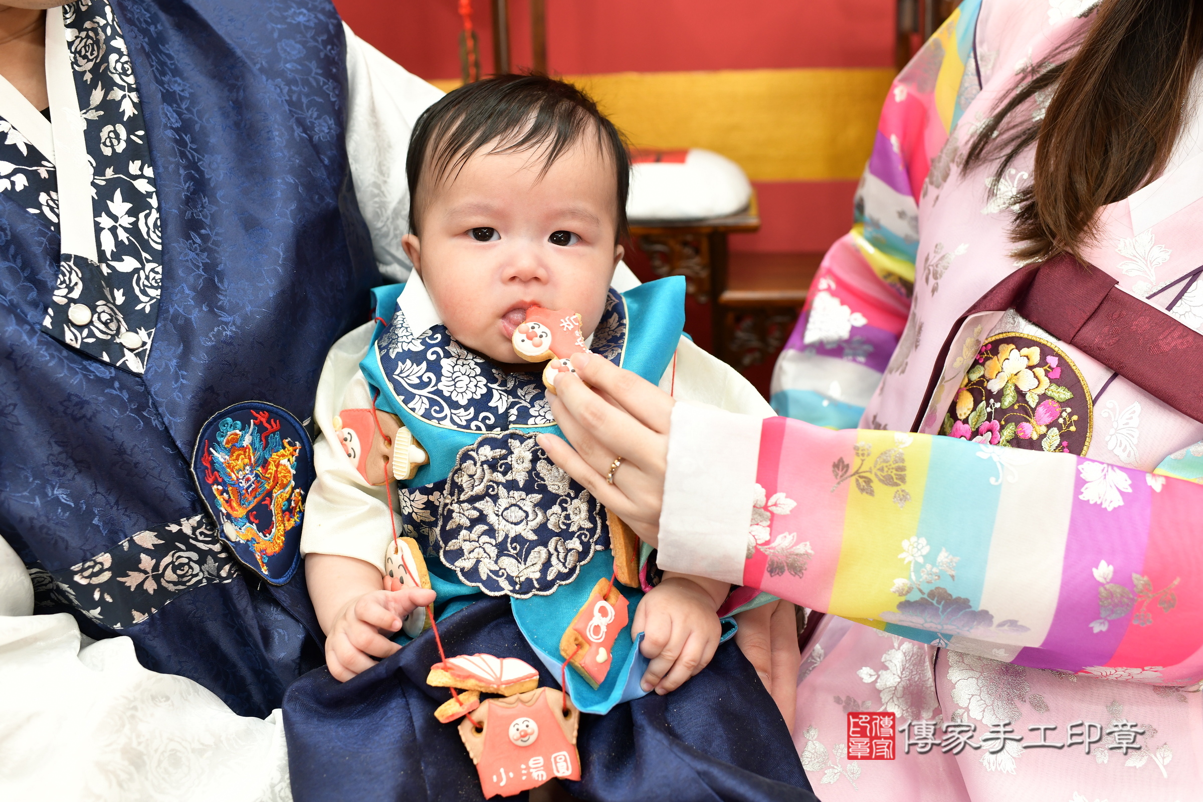 新北市永和區小鋠寶寶收涎推薦：傳家新北店收涎中國風會場，嬰兒古禮收涎收口水流程儀式、收涎吉祥話、收涎餅乾、收涎拍照。收涎證書。2024.12.15，照片18