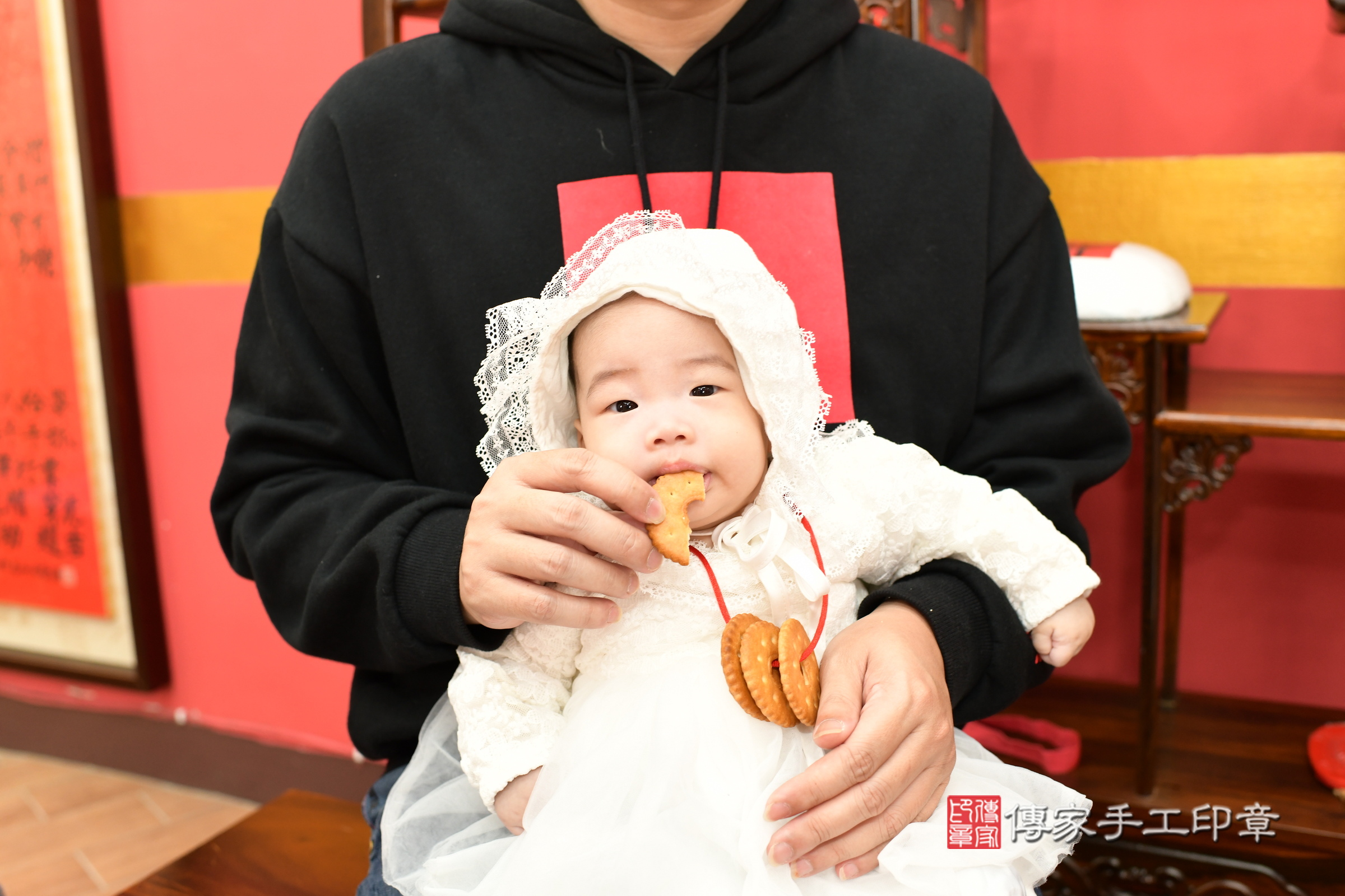 新北市永和區小瑅寶寶收涎推薦：傳家新北店收涎中國風會場，嬰兒古禮收涎收口水流程儀式、收涎吉祥話、收涎餅乾、收涎拍照。收涎證書。2024.12.17，照片14