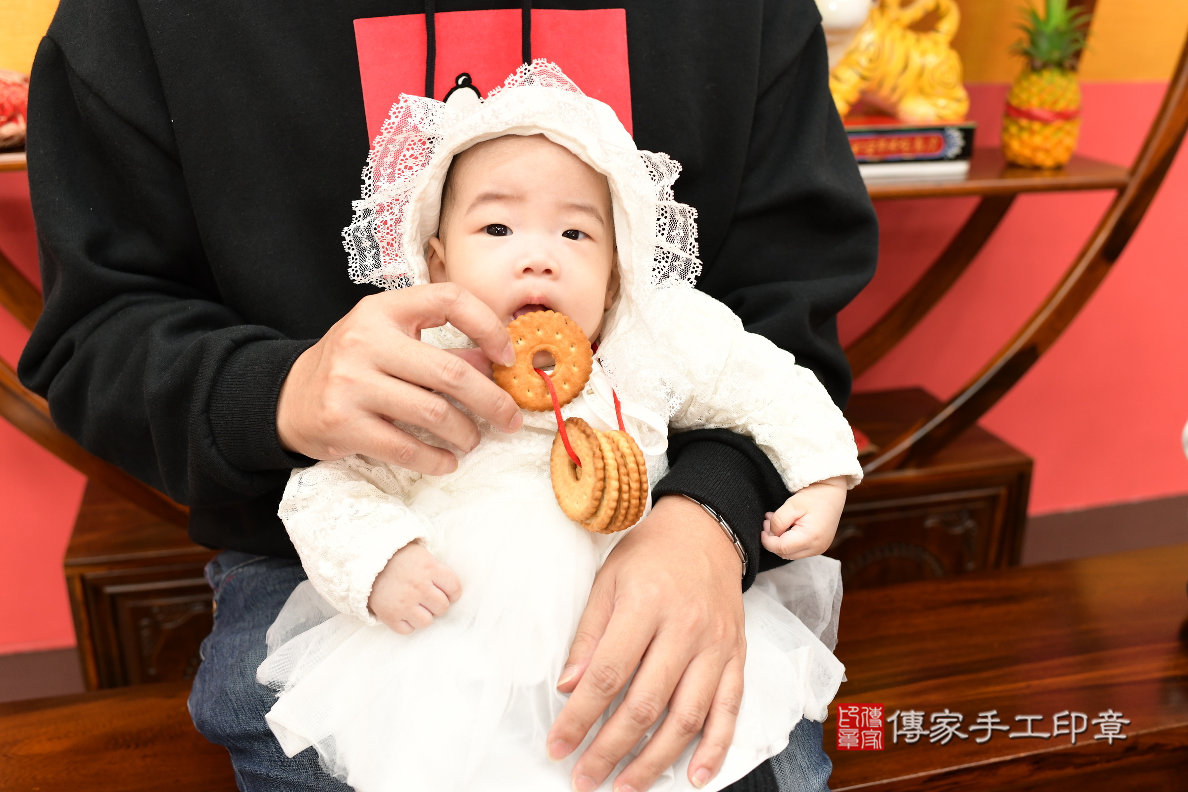 新北市永和區小瑅寶寶收涎推薦：傳家新北店收涎中國風會場，嬰兒古禮收涎收口水流程儀式、收涎吉祥話、收涎餅乾、收涎拍照。收涎證書。2024.12.17，照片12