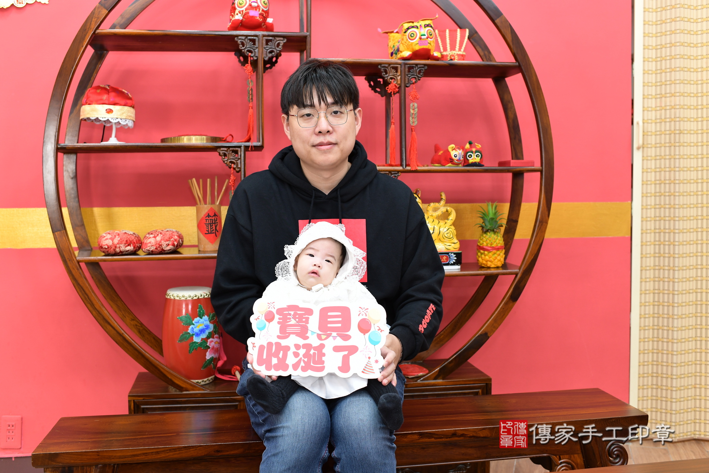 新北市永和區小瑅寶寶收涎推薦：傳家新北店收涎中國風會場，嬰兒古禮收涎收口水流程儀式、收涎吉祥話、收涎餅乾、收涎拍照。收涎證書。2024.12.17，照片2