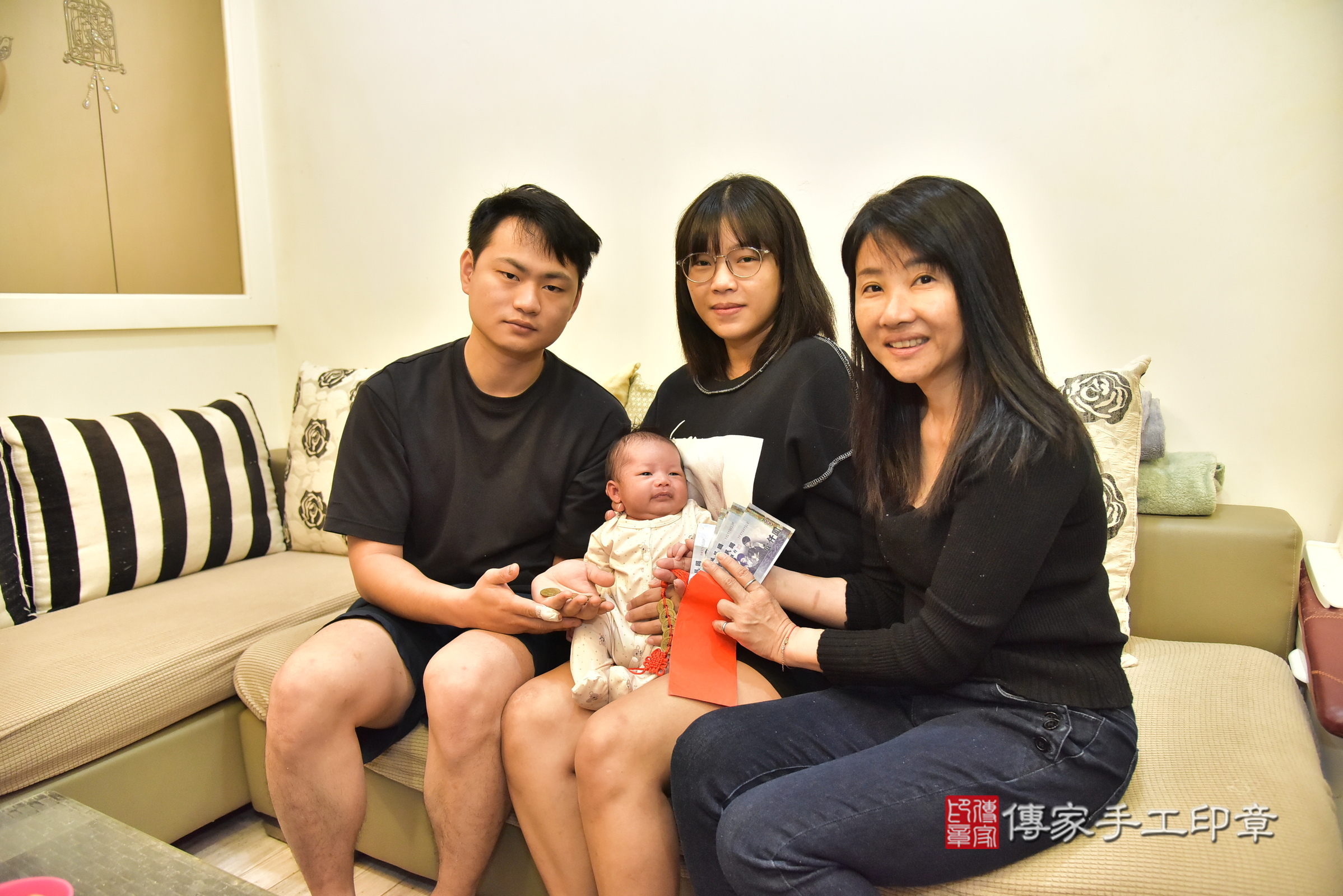 樂樂寶寶(新北市永和區到府嬰兒樂樂寶寶滿月剃頭理髮、到府嬰兒剃胎毛儀式吉祥話)。到府剃頭剃胎毛主持、專業拍照、證書。★購買「臍帶章、肚臍章、胎毛筆刷印章」贈送：剃頭、收涎、抓周，三選一。2024.12.9，照片10