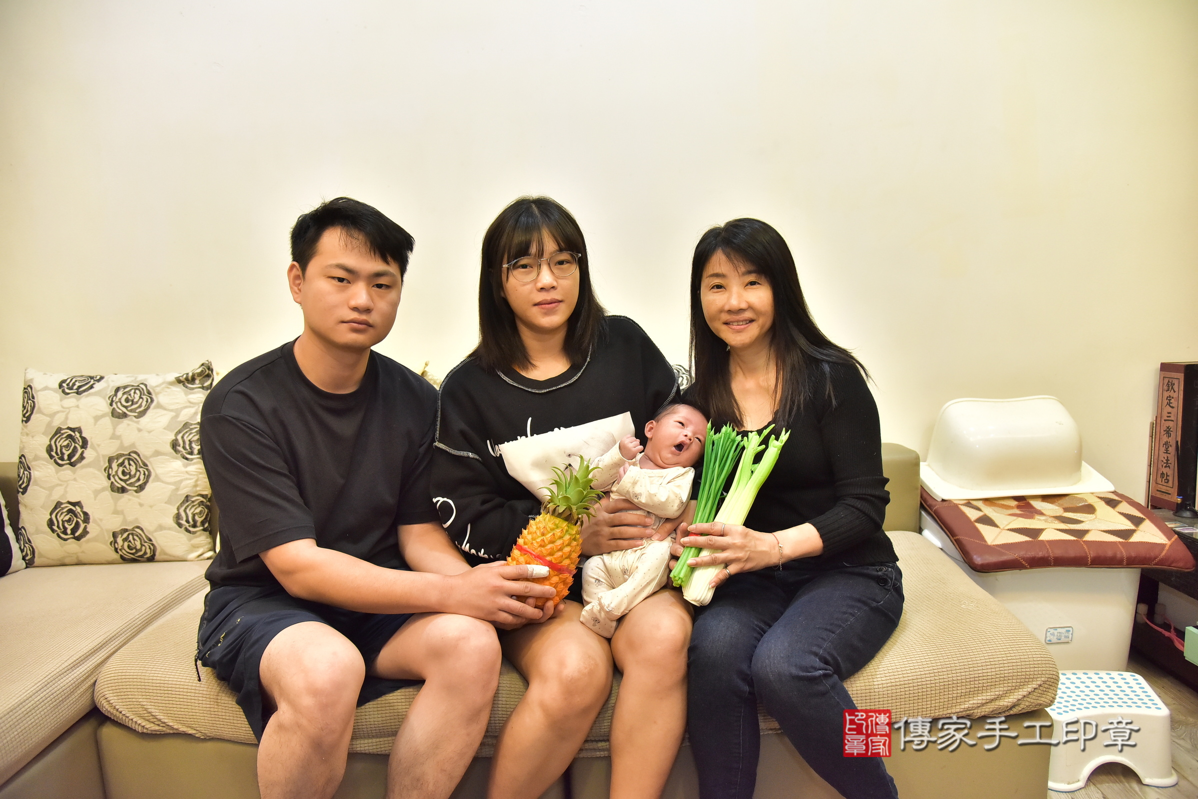 樂樂寶寶(新北市永和區到府嬰兒樂樂寶寶滿月剃頭理髮、到府嬰兒剃胎毛儀式吉祥話)。到府剃頭剃胎毛主持、專業拍照、證書。★購買「臍帶章、肚臍章、胎毛筆刷印章」贈送：剃頭、收涎、抓周，三選一。2024.12.9，照片7