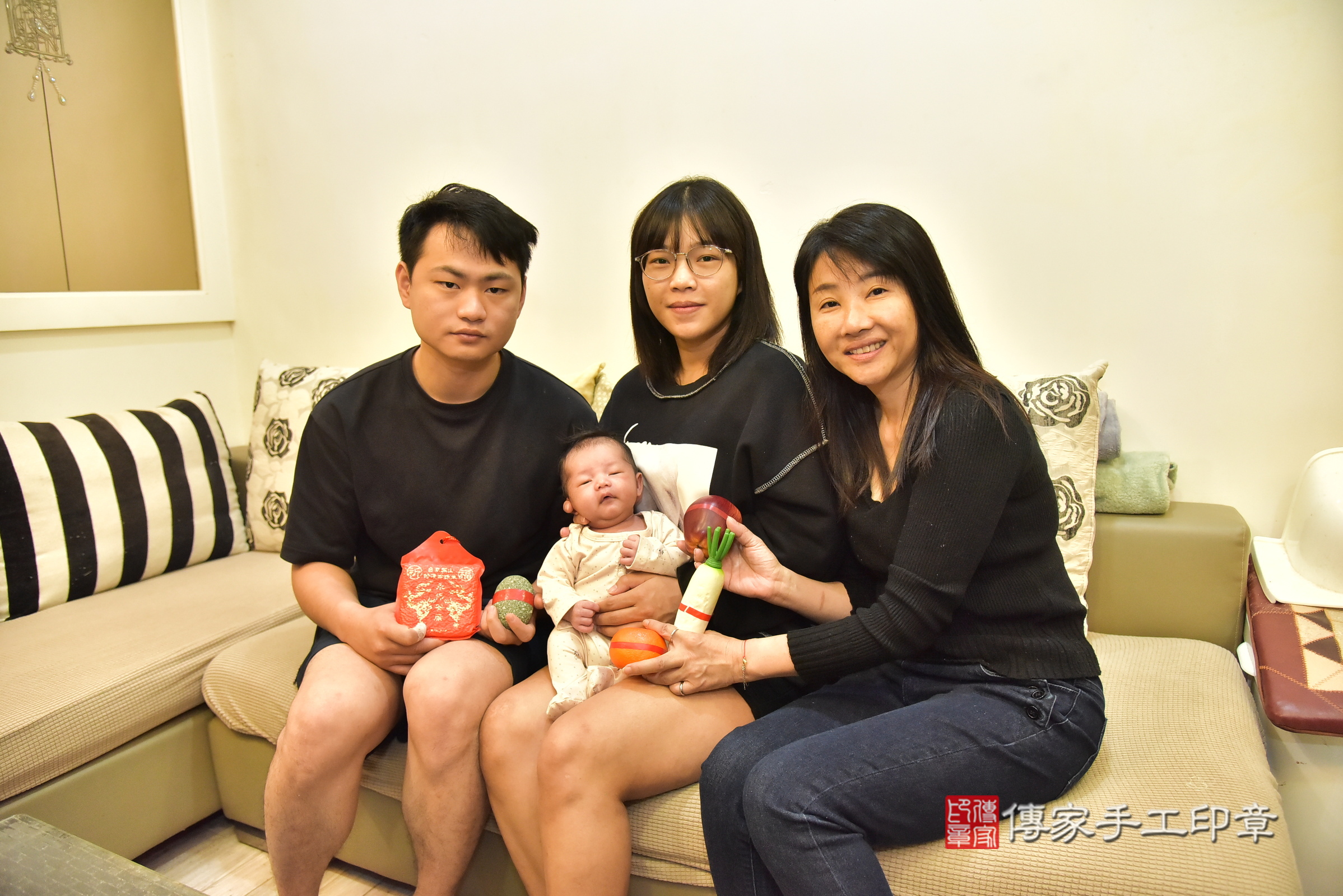 樂樂寶寶(新北市永和區到府嬰兒樂樂寶寶滿月剃頭理髮、到府嬰兒剃胎毛儀式吉祥話)。到府剃頭剃胎毛主持、專業拍照、證書。★購買「臍帶章、肚臍章、胎毛筆刷印章」贈送：剃頭、收涎、抓周，三選一。2024.12.9，照片8