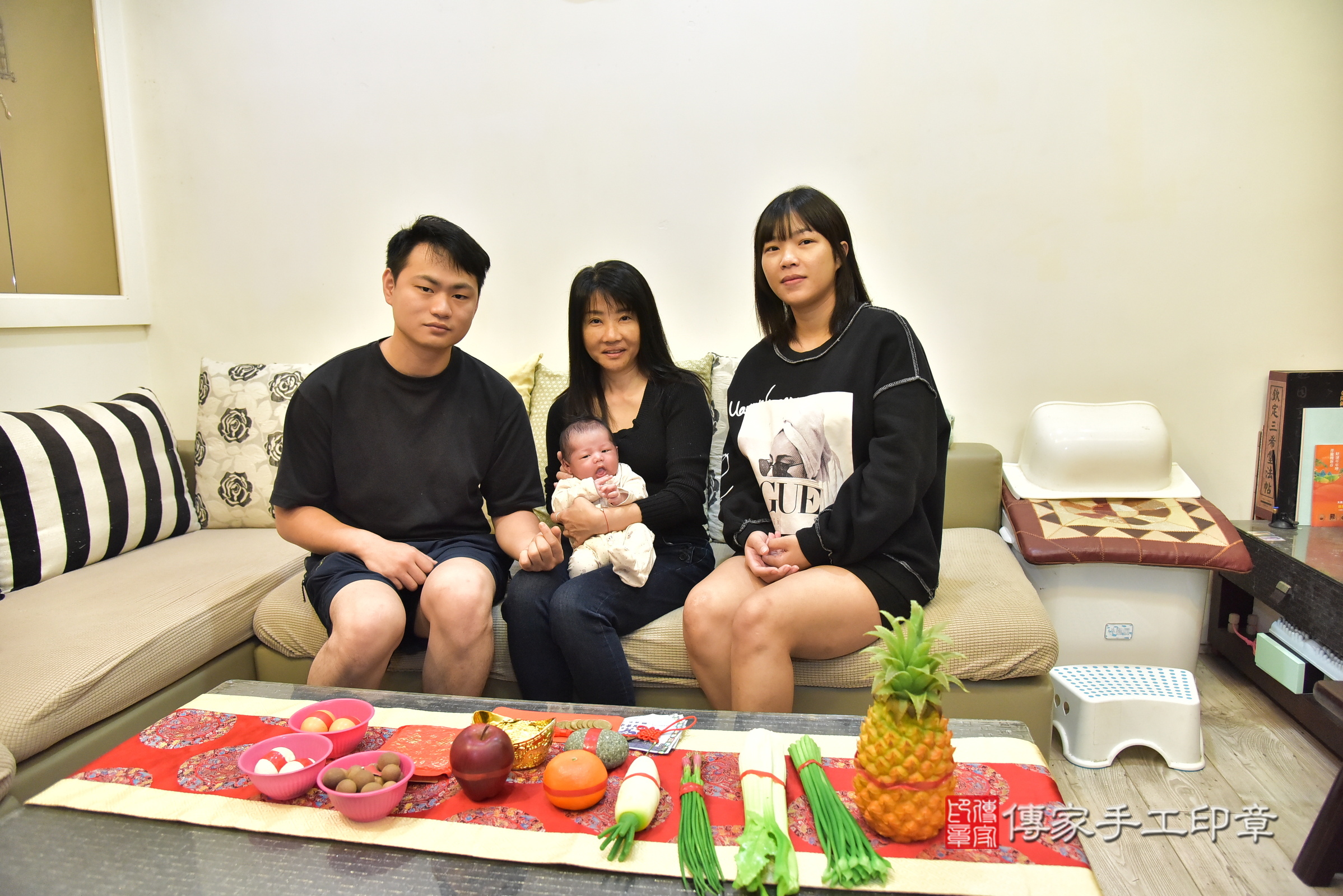 樂樂寶寶(新北市永和區到府嬰兒樂樂寶寶滿月剃頭理髮、到府嬰兒剃胎毛儀式吉祥話)。到府剃頭剃胎毛主持、專業拍照、證書。★購買「臍帶章、肚臍章、胎毛筆刷印章」贈送：剃頭、收涎、抓周，三選一。2024.12.9，照片2