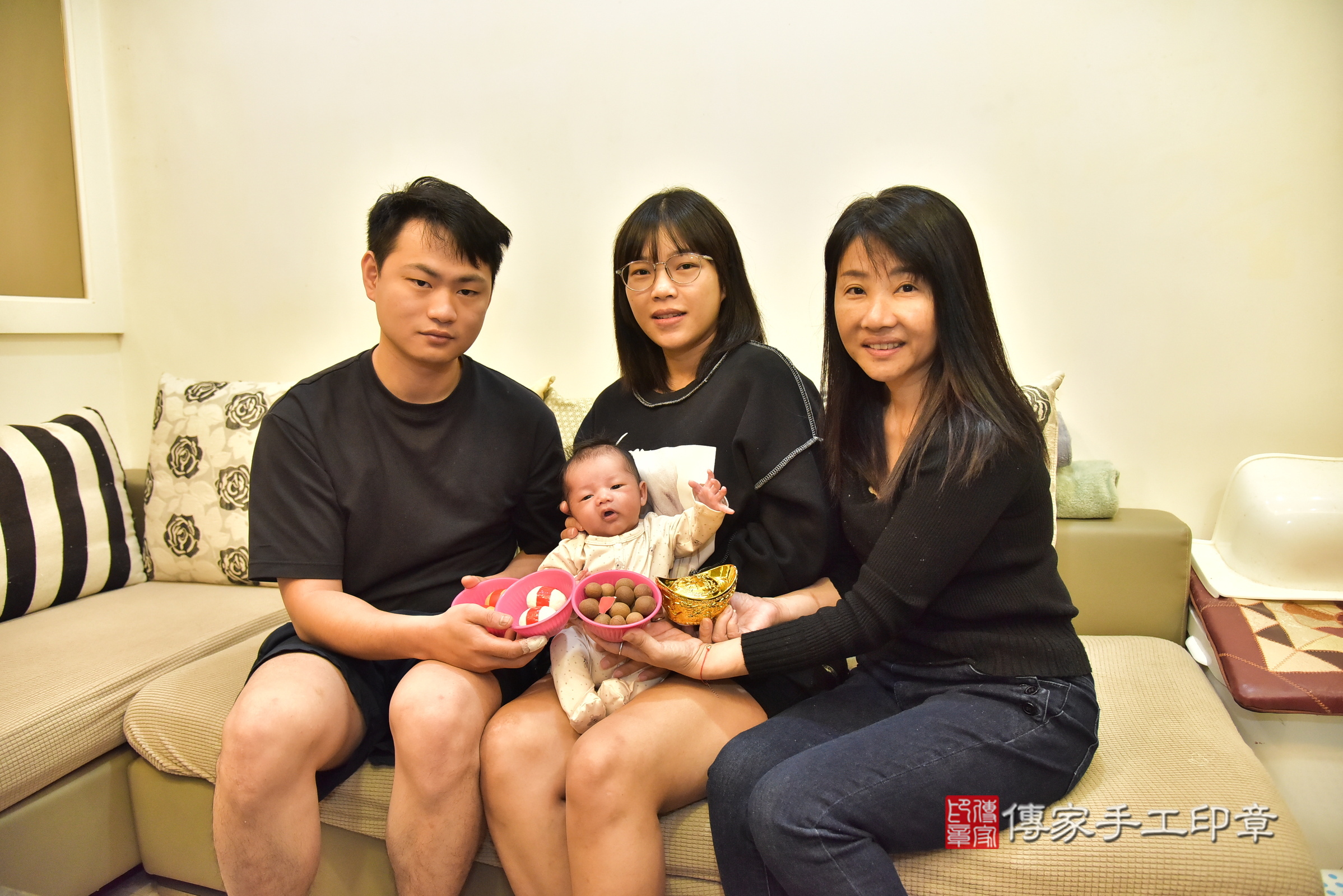 樂樂寶寶(新北市永和區到府嬰兒樂樂寶寶滿月剃頭理髮、到府嬰兒剃胎毛儀式吉祥話)。到府剃頭剃胎毛主持、專業拍照、證書。★購買「臍帶章、肚臍章、胎毛筆刷印章」贈送：剃頭、收涎、抓周，三選一。2024.12.9，照片9